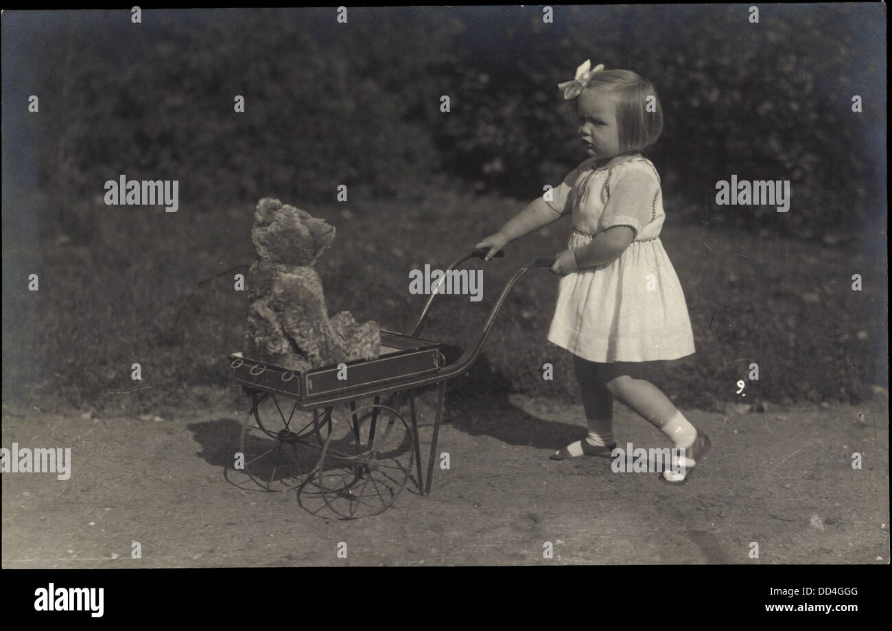 Foto Ak Prinzessin Thyra von Mecklenburg Schwerin mit Teddybären, Kinderwagen; Stock Photo
