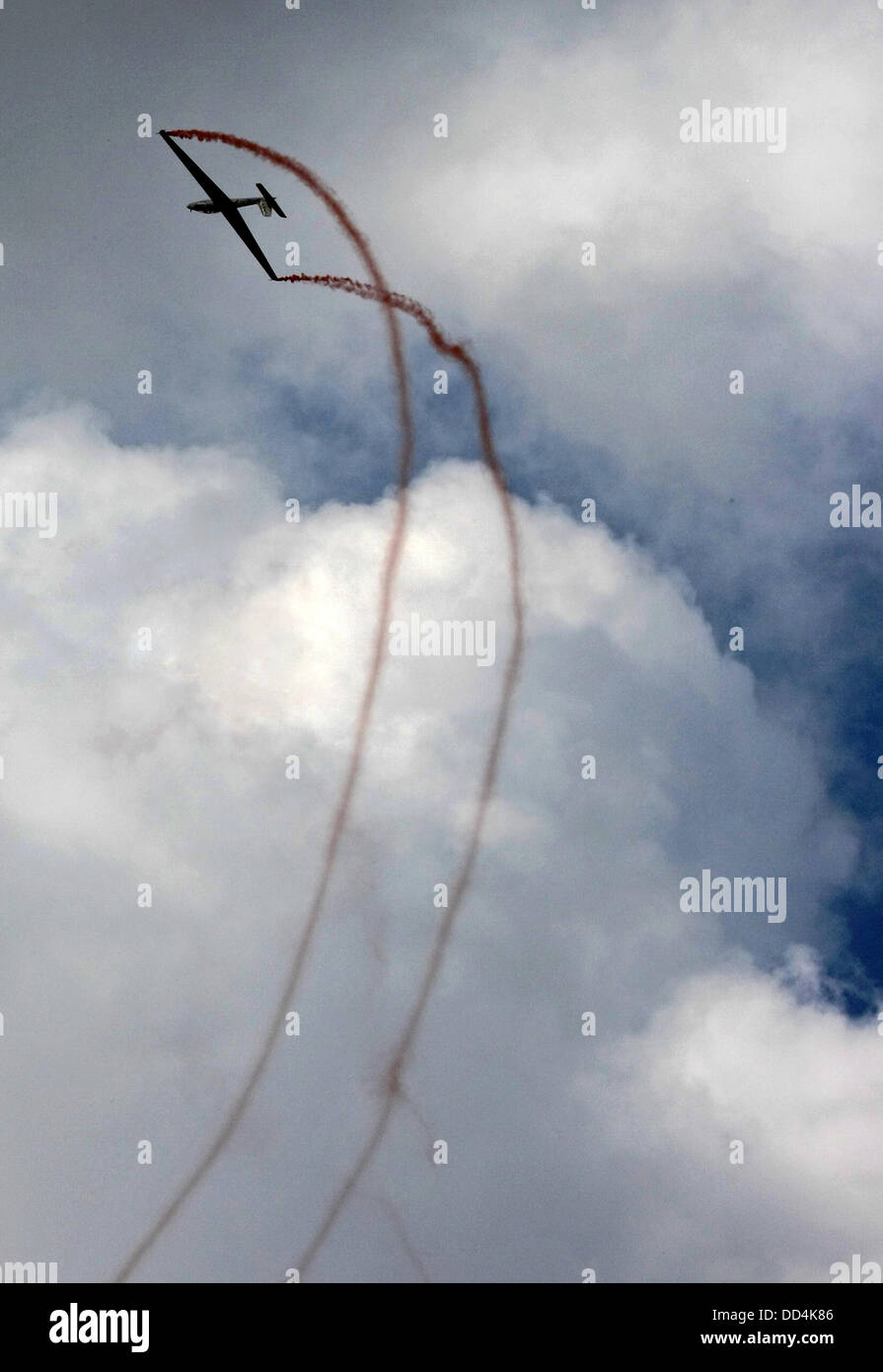 Little Gransden, Cambs, UK. 25th August 2013. aerobatic glider is put through its paces over the LITTLE GRANSDEN Airshow Credit:  Motofoto/Alamy Live News Stock Photo