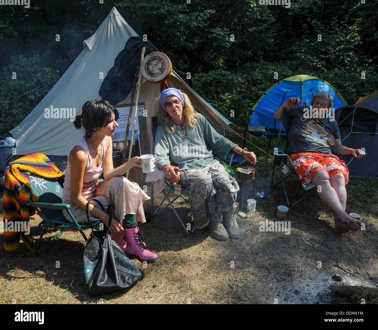 Balcombe, West Sussex, UK. 26th Aug, 2013. Natalie Hynde, left, daughter of Pretenders Chrissie Hynde at environmentalist camp in Balcombe. The anti fracking activists are protesting against drilling by Cuadrilla on the site in West Sussex. Contrary to recent press reports the camp is growing in size. Credit:  David Burr/Alamy Live News Stock Photo
