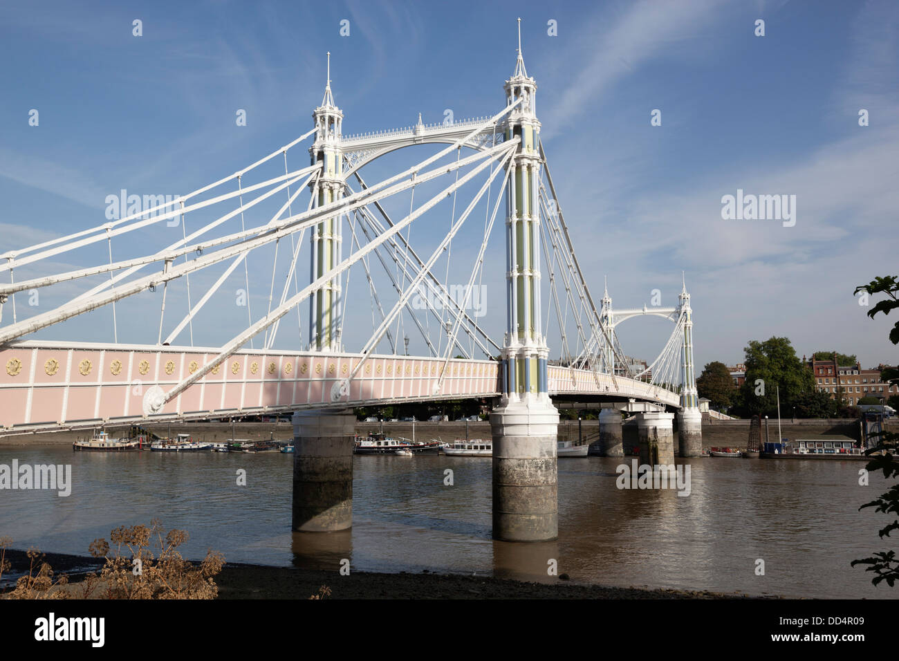 Chelsea bridge over the river thames hi-res stock photography and ...