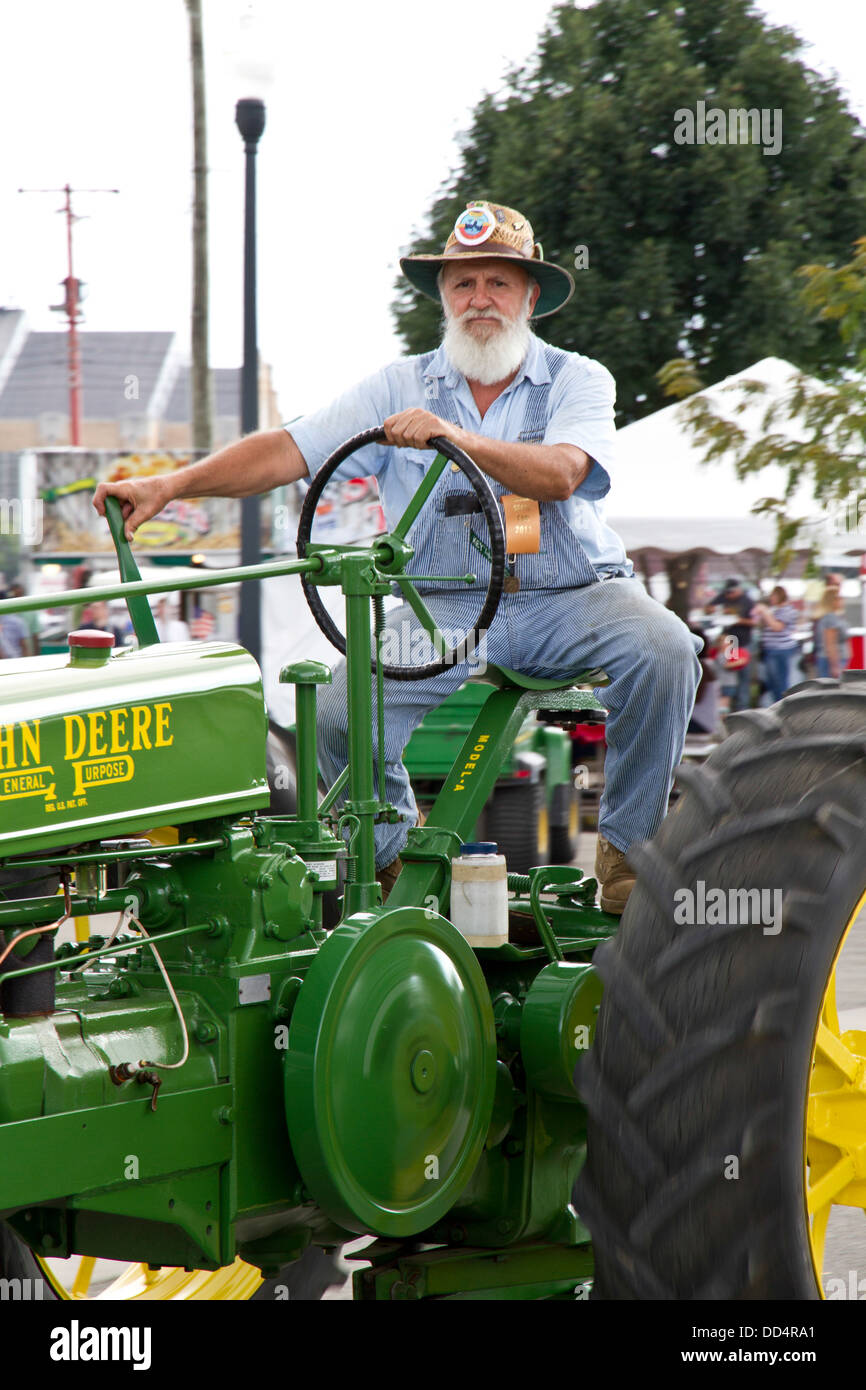 Vintage John Deere Tractor Graphic · Creative Fabrica