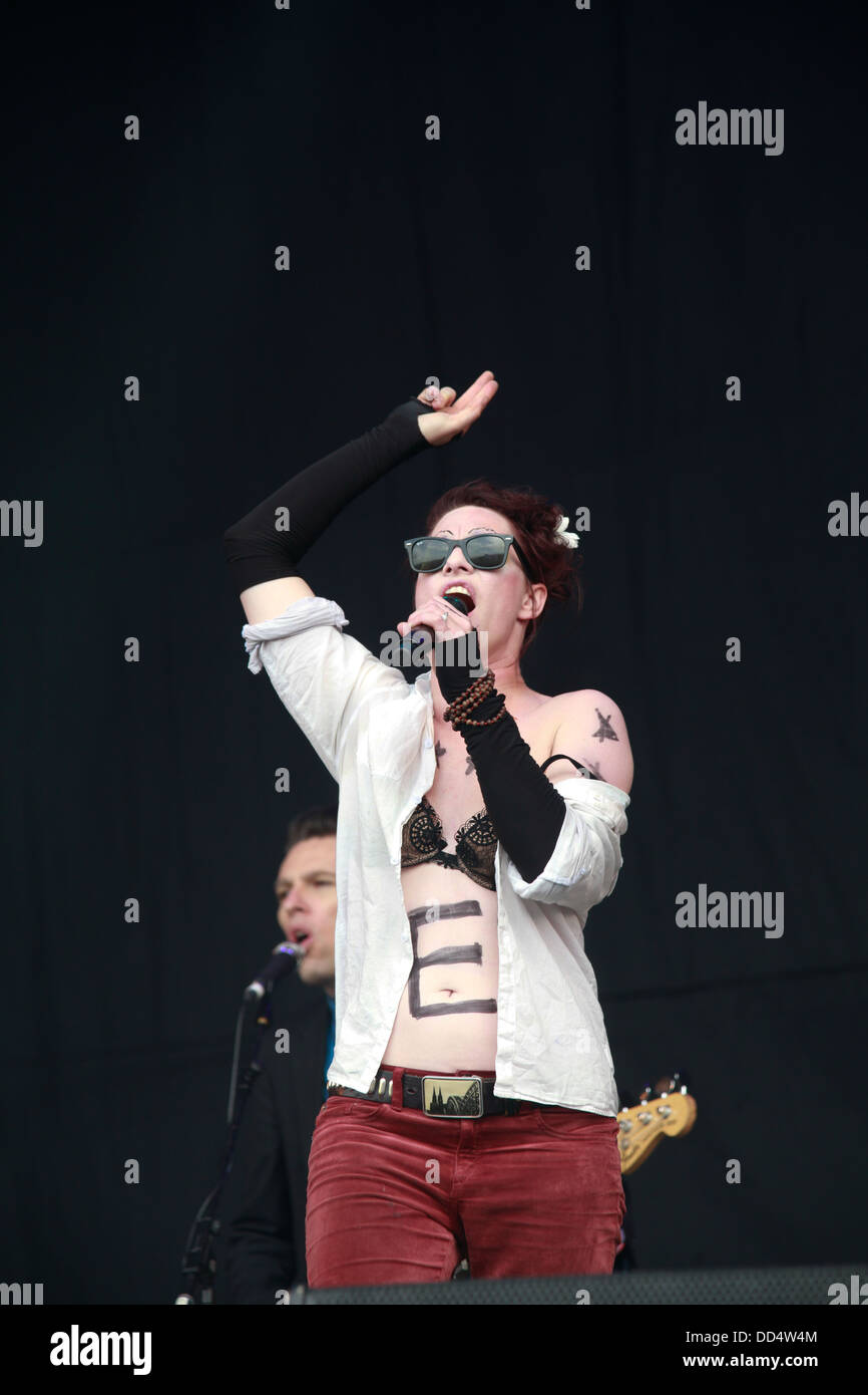 amanda-palmer-the-grand-theft-orchestra-performing-at-the-glastonbury