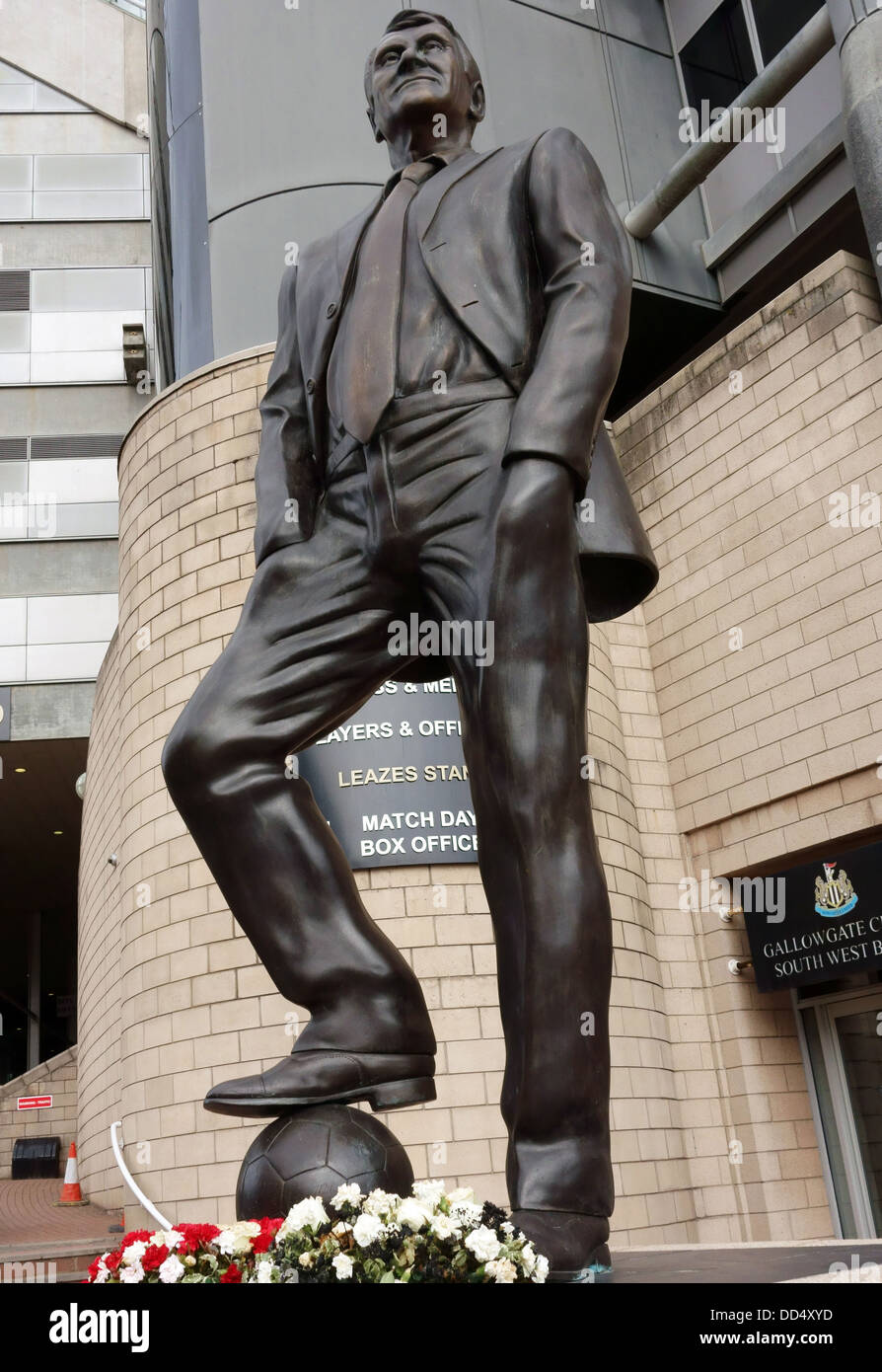 Statue of England and Newcastle Utd manager Sir Bobby Robson at St James' Park, Newcastle Stock Photo