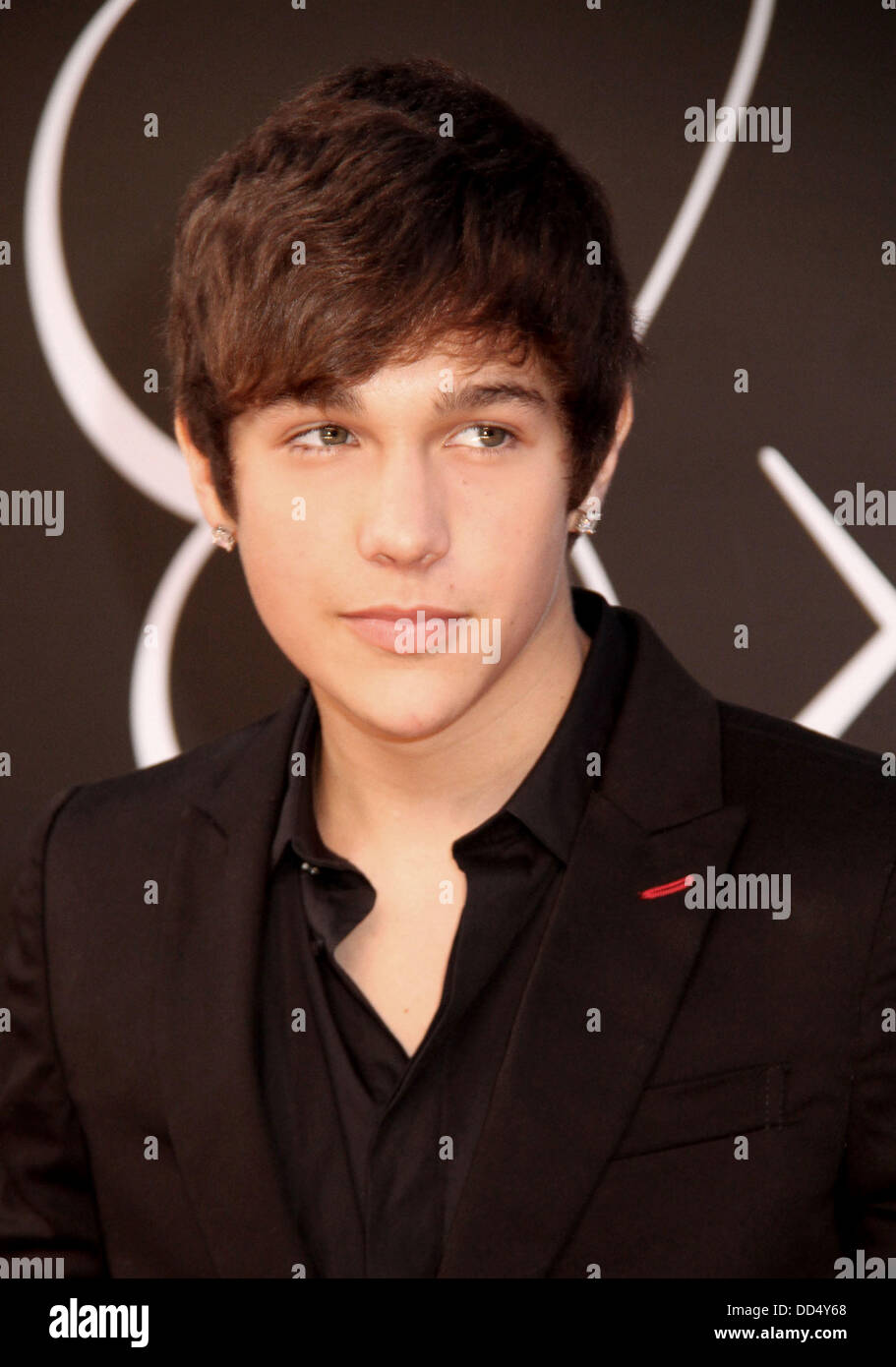 New York, New York, USA. 25th Aug, 2013. Singer AUSTIN MAHONE attends ...