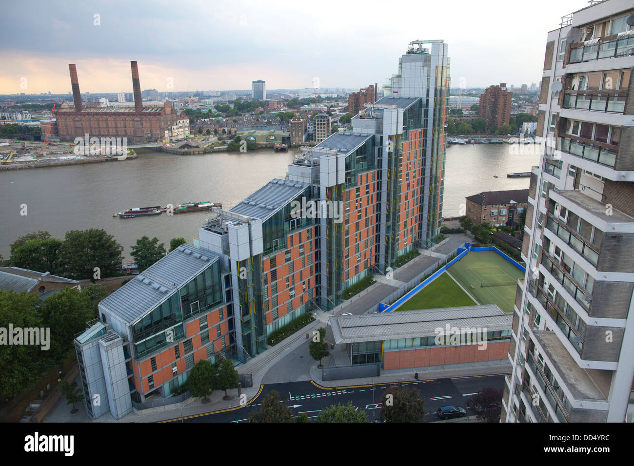 Montevetro building, luxury apartments designed by Richard Rogers overlooking the River Thames, Battersea Reach, Chelsea, London Stock Photo