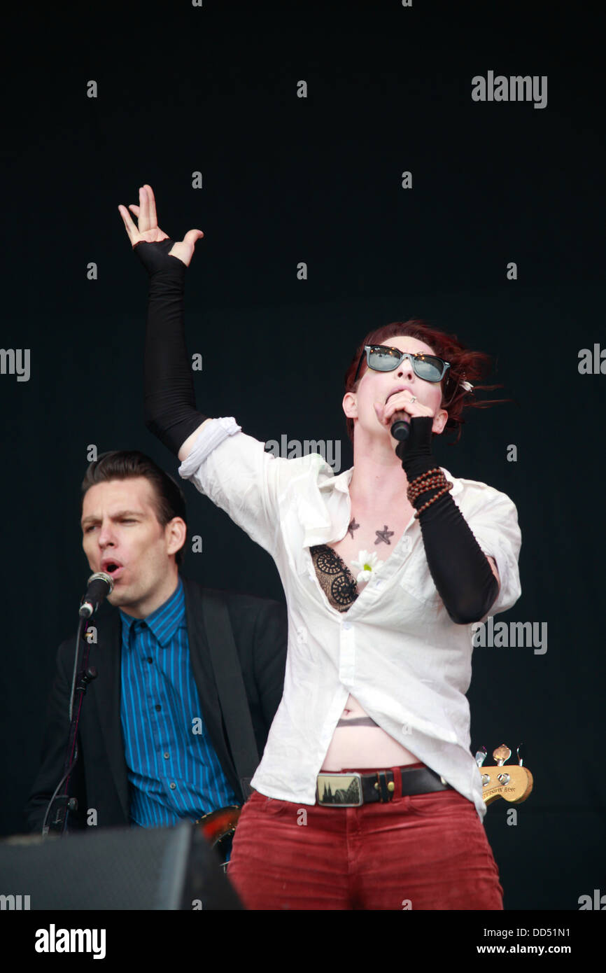 amanda-palmer-the-grand-theft-orchestra-performing-at-the-glastonbury