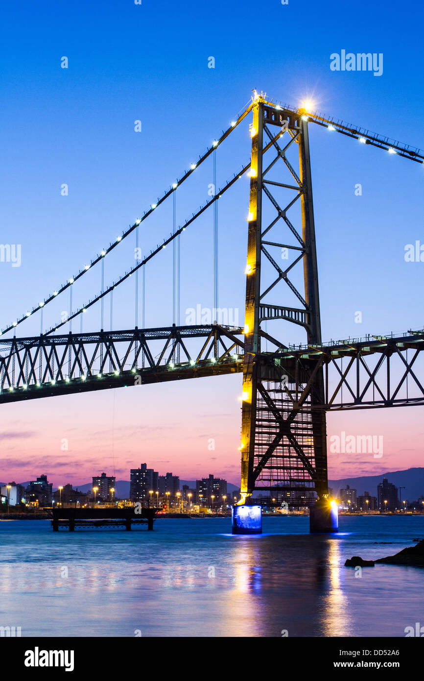 hercilio-luz-bridge-at-dusk-florianopolis-santa-catarina-brazil