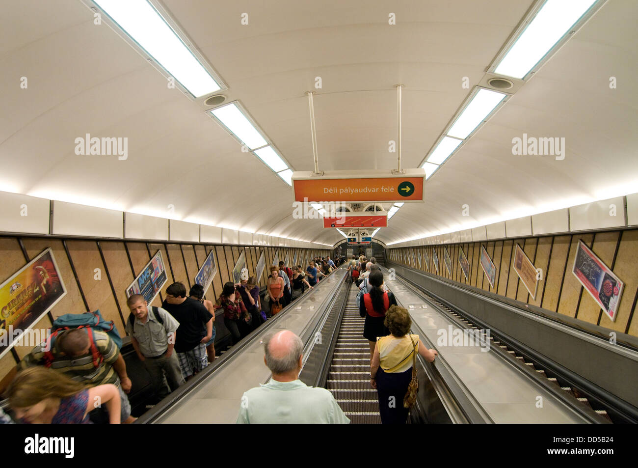 Eskalatorda metro yubkasi ostida