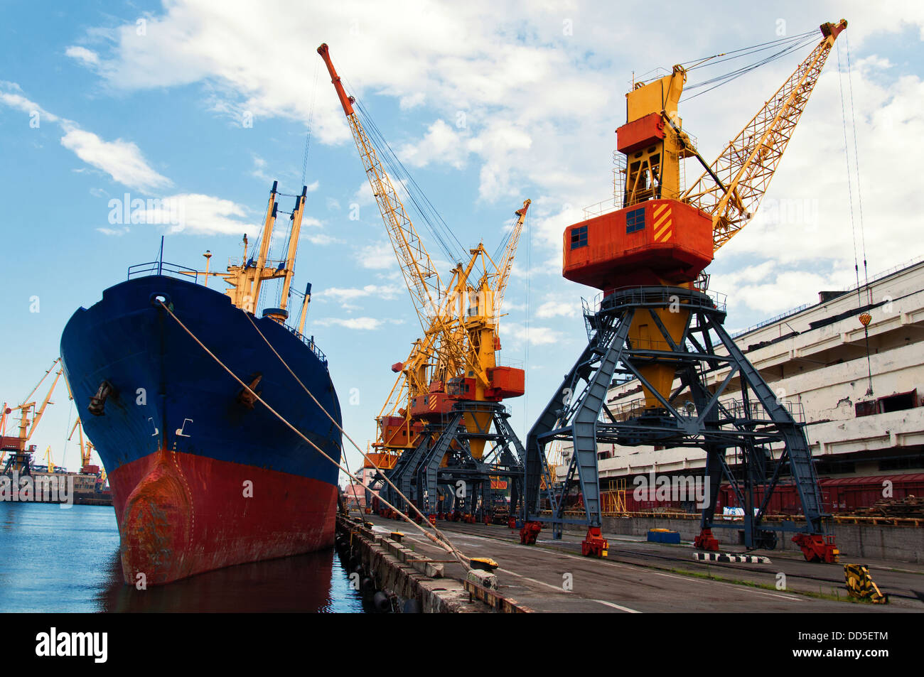 В порту разгружают судно. Порт новороссийск контейнеры. Погрузка судна в порту. Контейнеровоз "макс ульрих". Ао морской порт санкт-петербург.