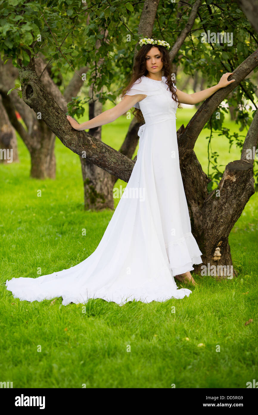 Long white dress hi-res stock photography and images - Alamy