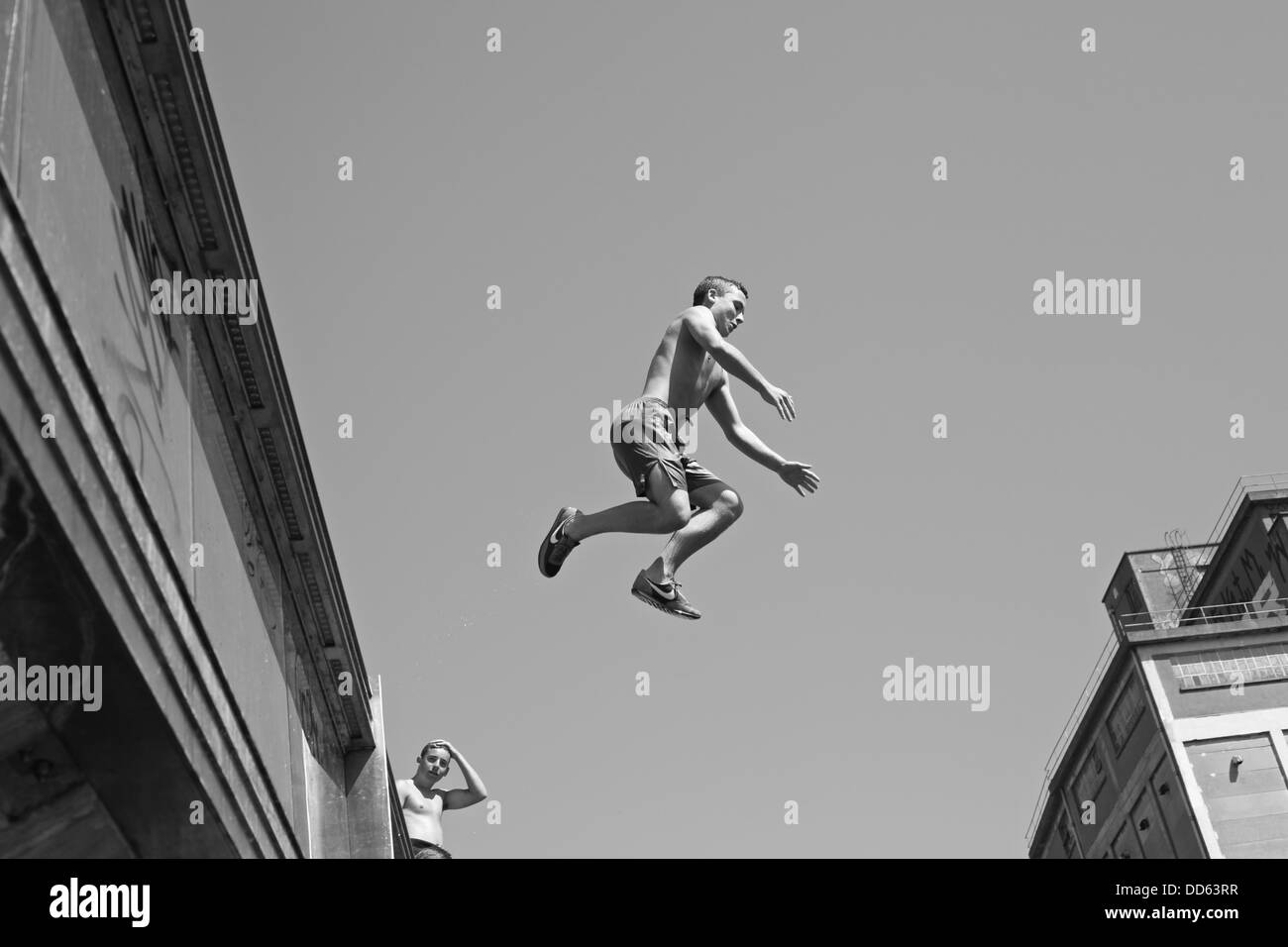 مفاجئ دلو تطوعي black and white video with guy jumping off bridge - vladimirpopovic.net