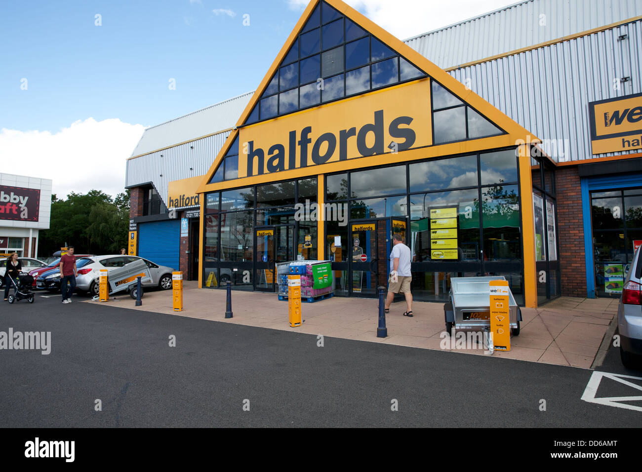 Halfords on Retail Park Stock Photo