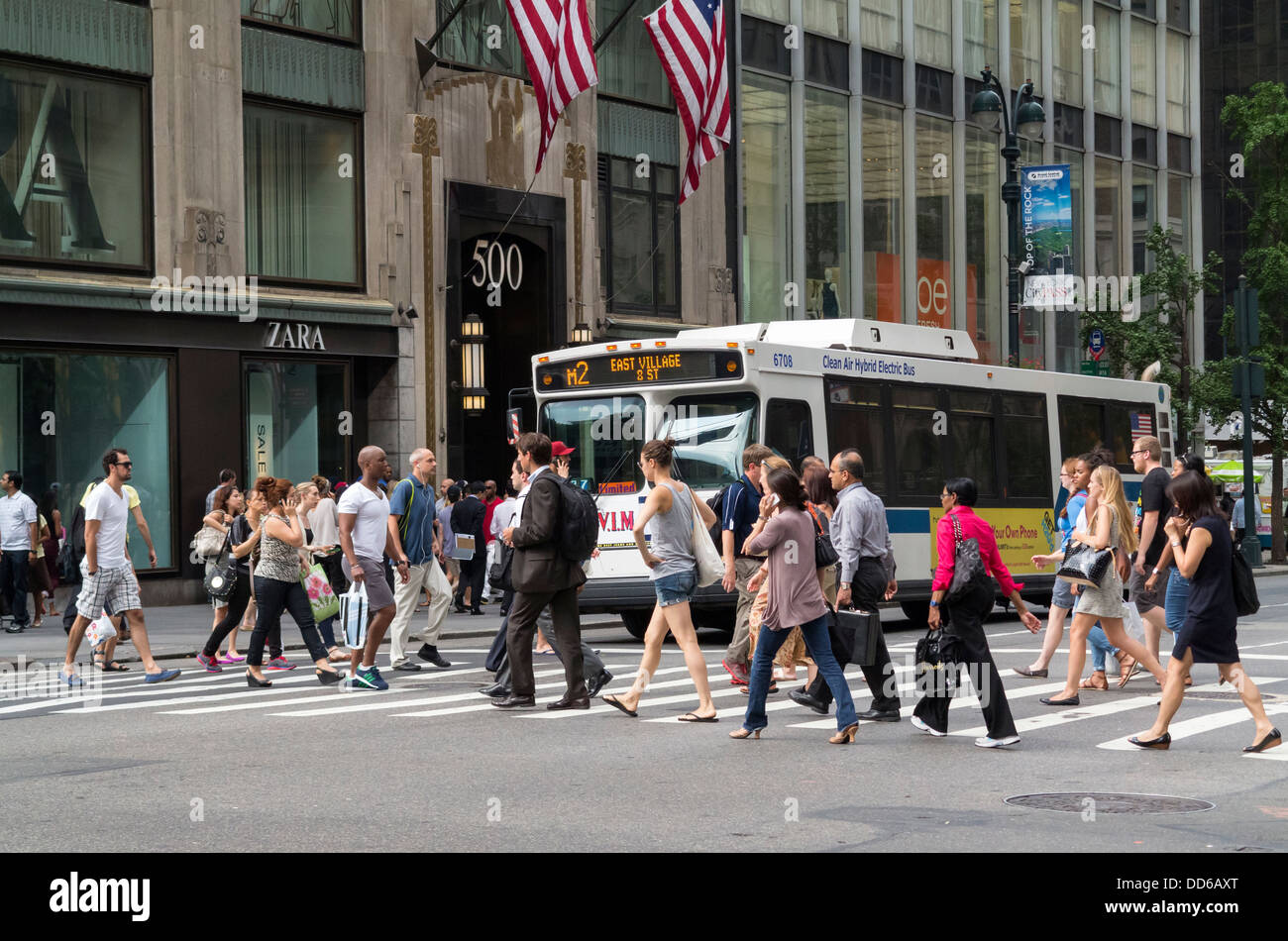 People crossing a New York street in New York City Stock Photo