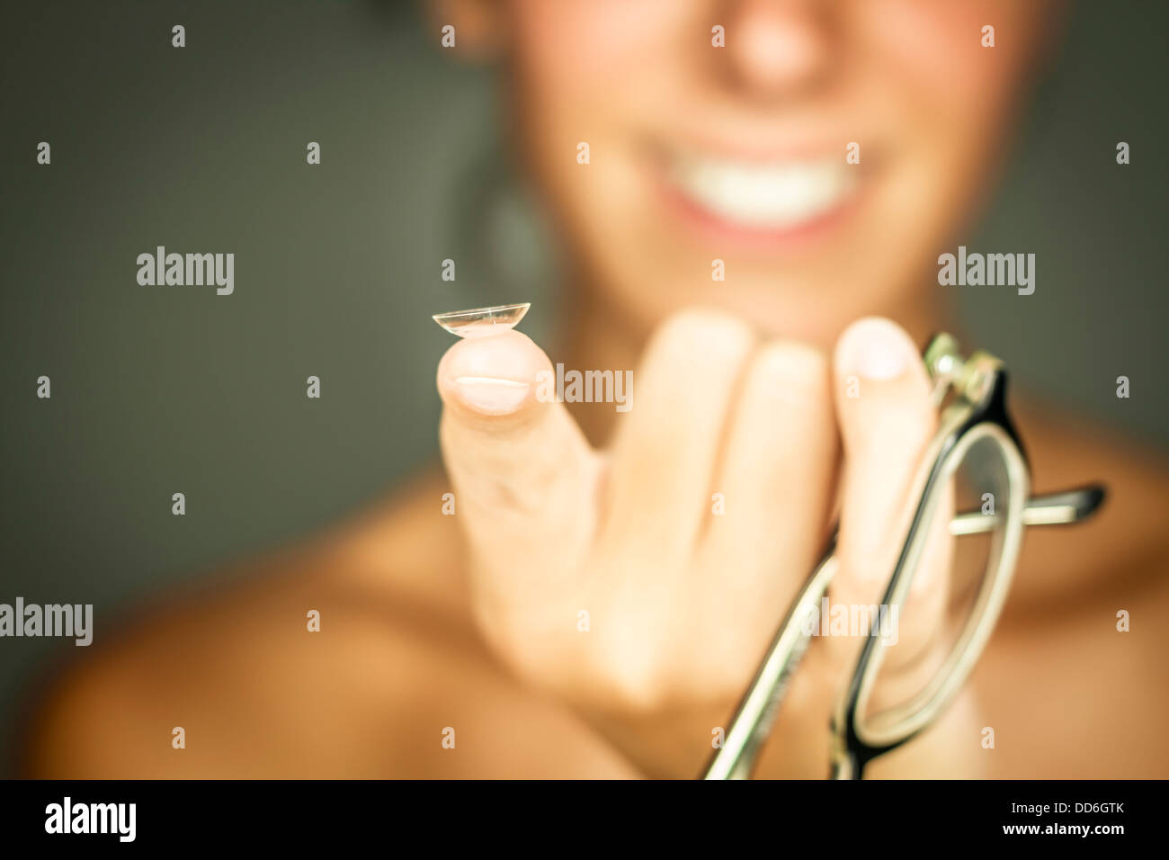 Studio, Frau mit Kontaktlinse und Brille, Optiker, Augenarzt Stock Photo