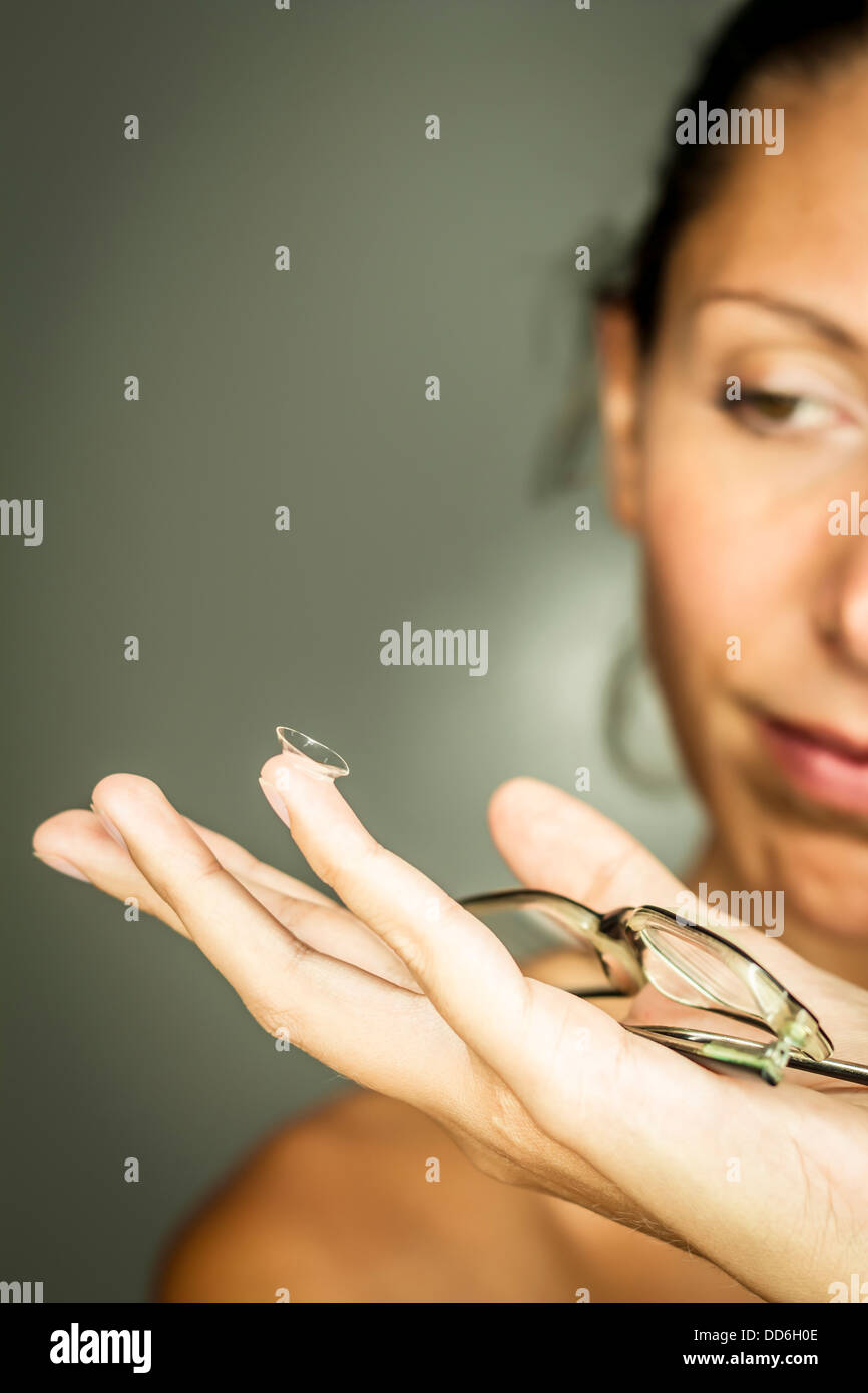 Studio, Frau mit Kontaktlinse und Brille, Optiker, Augenarzt Stock Photo