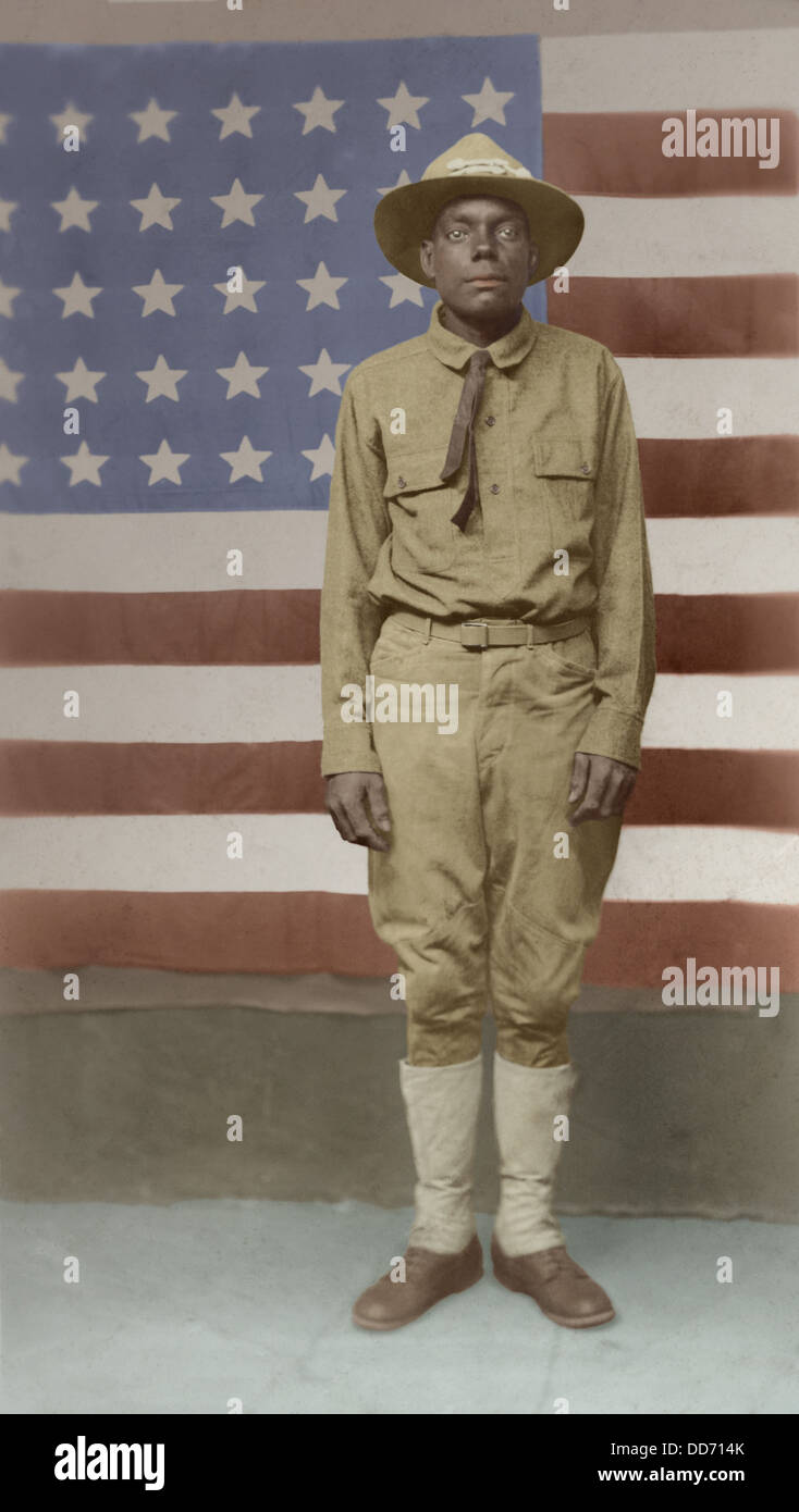 World War 1. Portrait of an African American soldier in front of a U.S. American flag. Roughly 370,000 black men were inducted Stock Photo