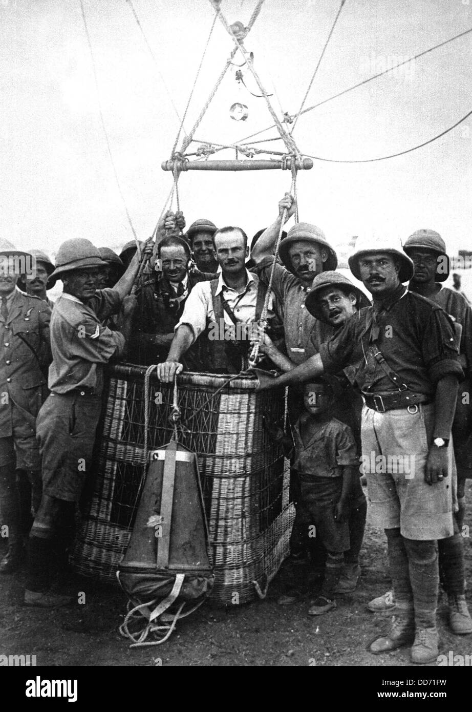 British balloon observers ready to make an ascension in Mesopotamia during World War I. One observer wear headphones and a Stock Photo