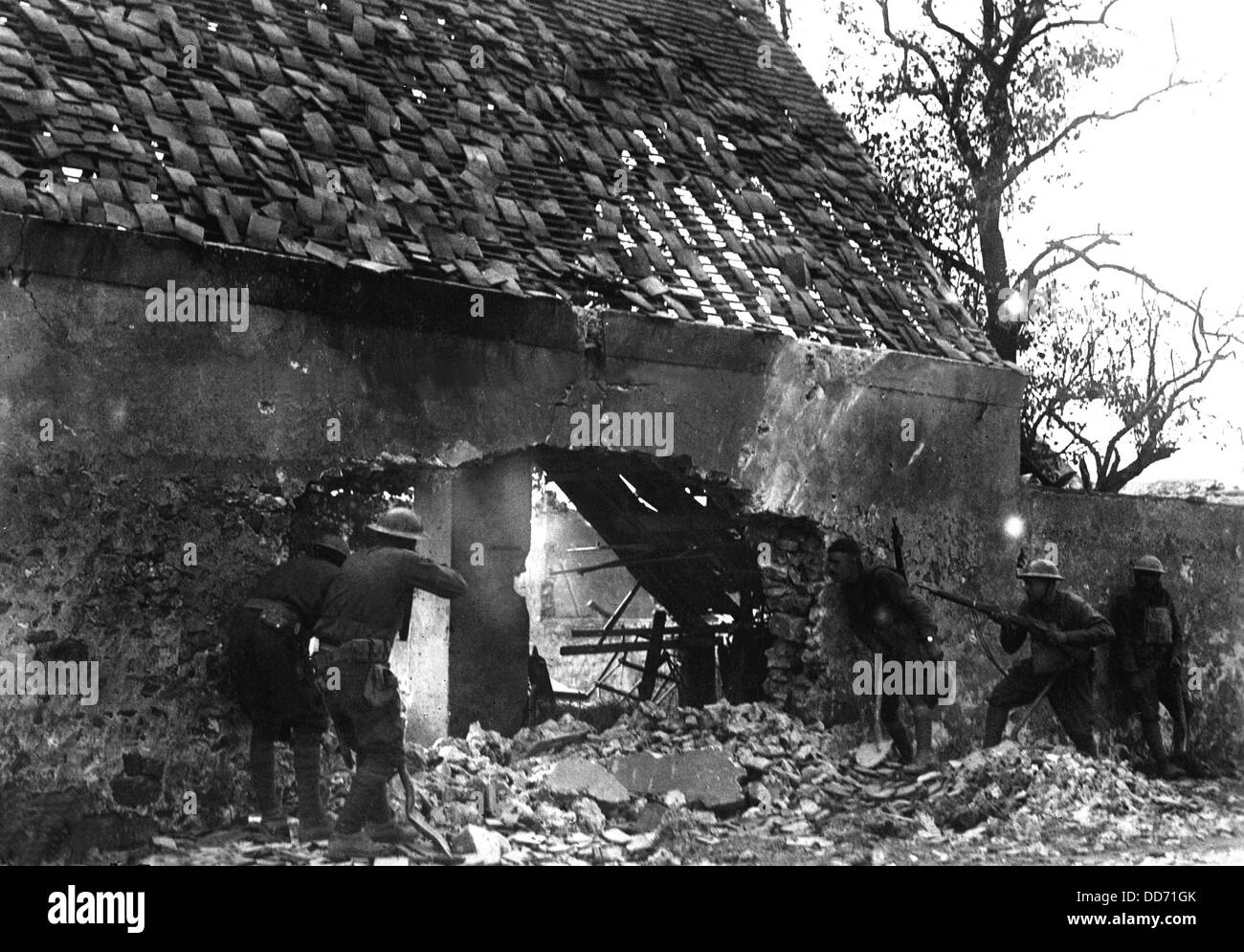 World War I American snipers of the 166th Infantry, shooting at Germans on the outer edge of town. Villers sur Fere, France. Stock Photo