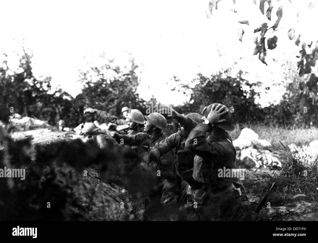 American soldiers in the Battle of the Piave River hurling hand grenades into Austrian trenches. The battle was the last major Stock Photo