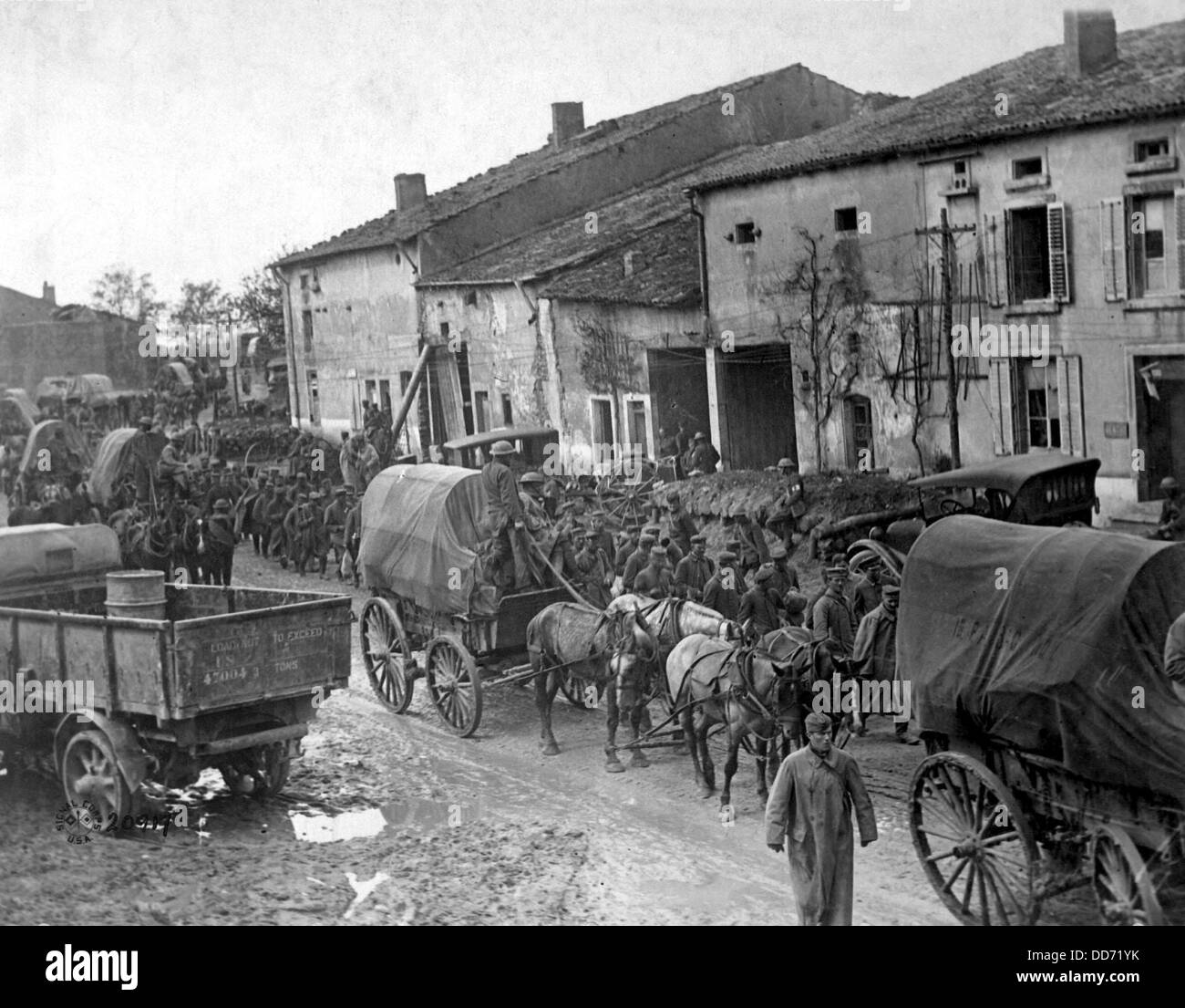 German prisoners taken by the Americans in the first day of the assault on the St. Mihiel salient. They are marching to prison Stock Photo