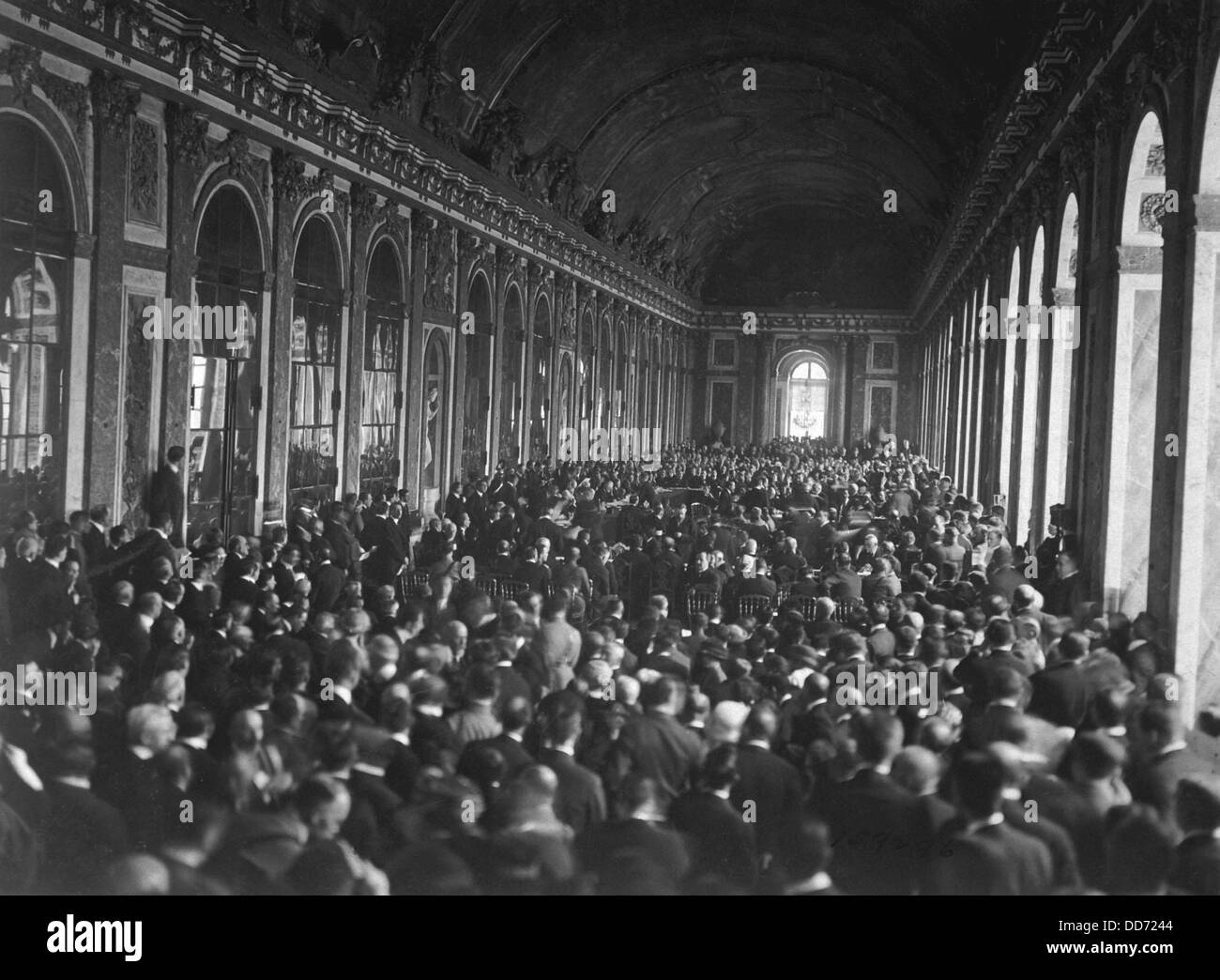 International delegates in the Palace des Glaces (Hall of Mirrors) during the signing of the Peace Terms ending World War I. Stock Photo