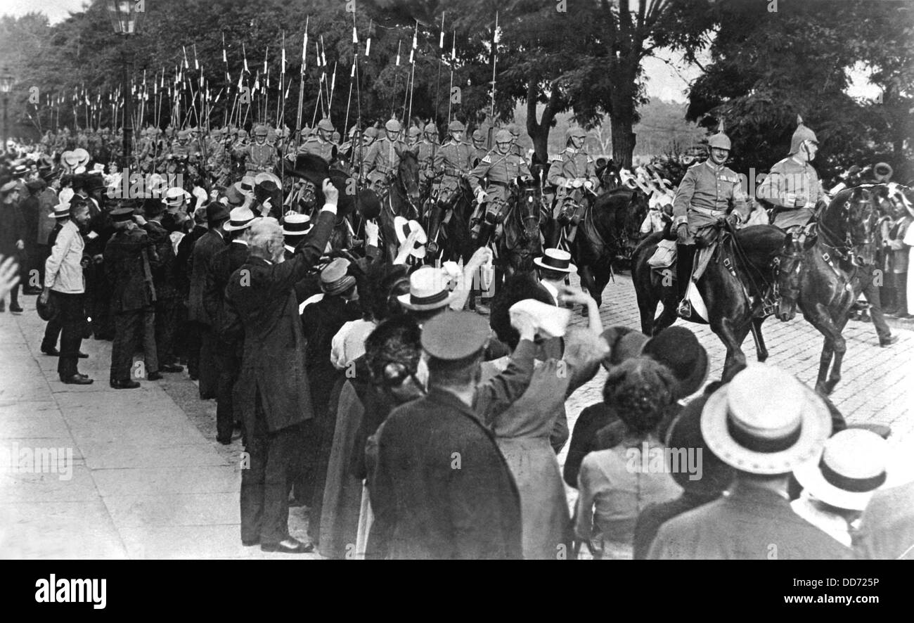 Garde-Kurassier Regiment in Berlin leaving for the front. The German heavy cavalry regiment was cheered in the streets of Stock Photo