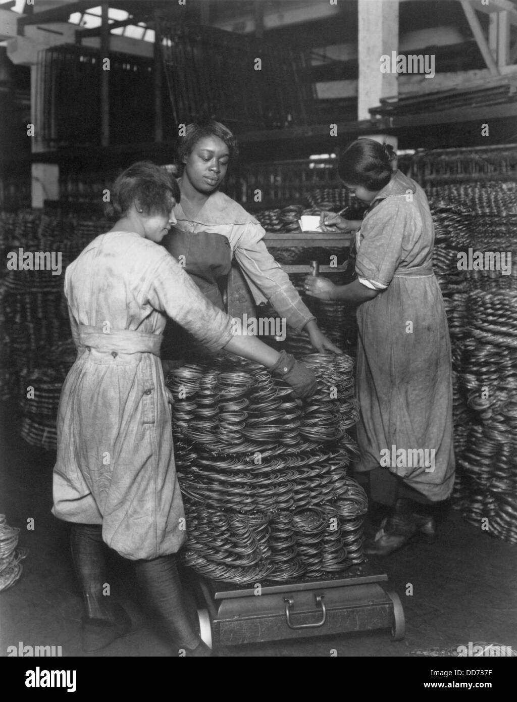 World War One. On the American home front, African American women weigh wire coils and recording weights. April 16, 1919. Stock Photo
