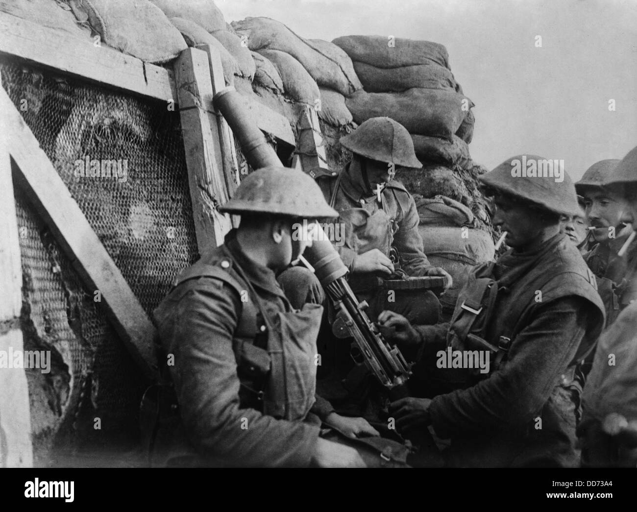 British WW1 machine gun crew in a front line trench. 1914-18. (BSLOC 2012 4 125) Stock Photo
