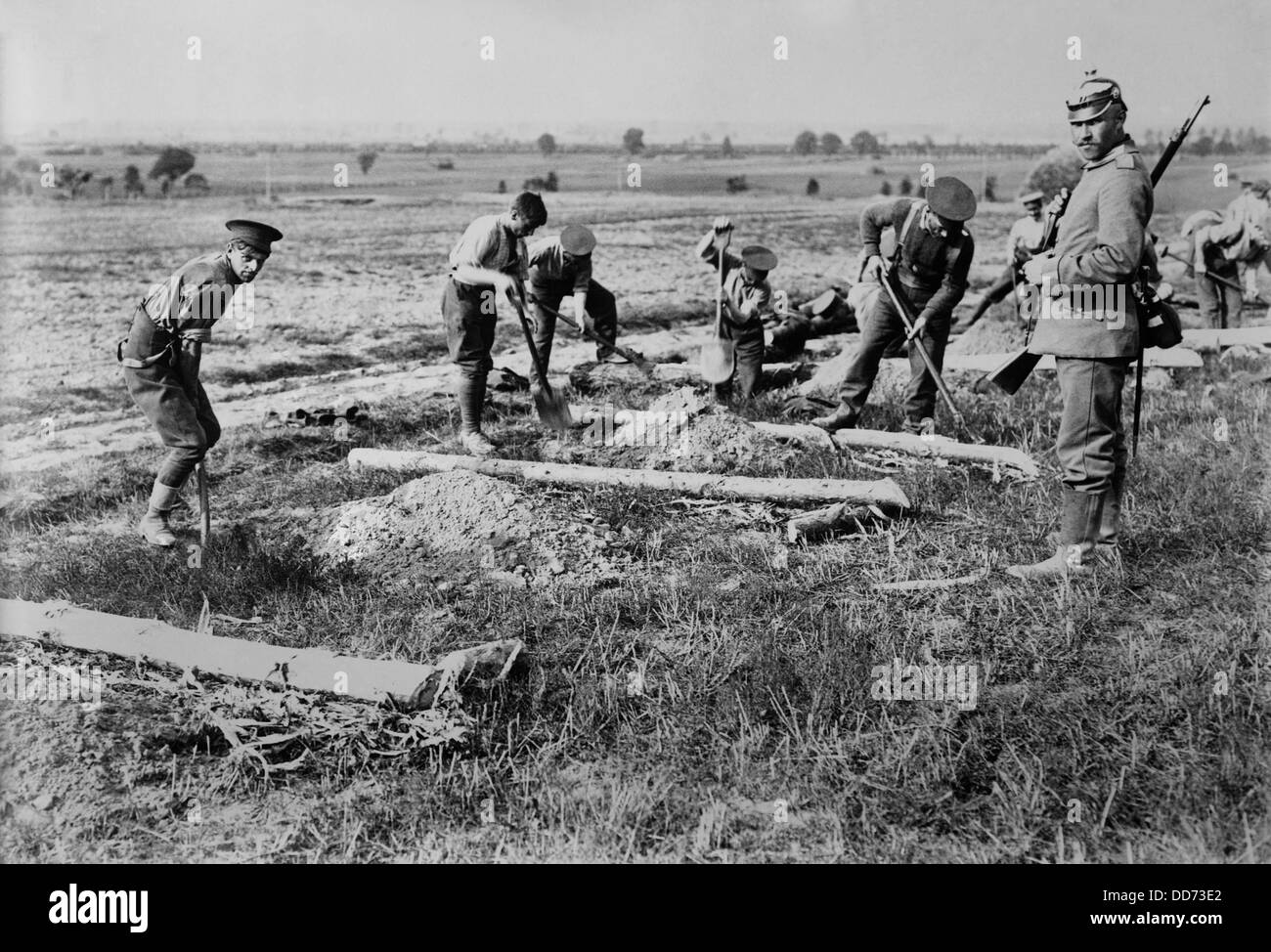 English WW1 POWs prisoners at work near Doberitz, Germany. 1914-15. Deep within eastern Germany they labor with shovels under Stock Photo