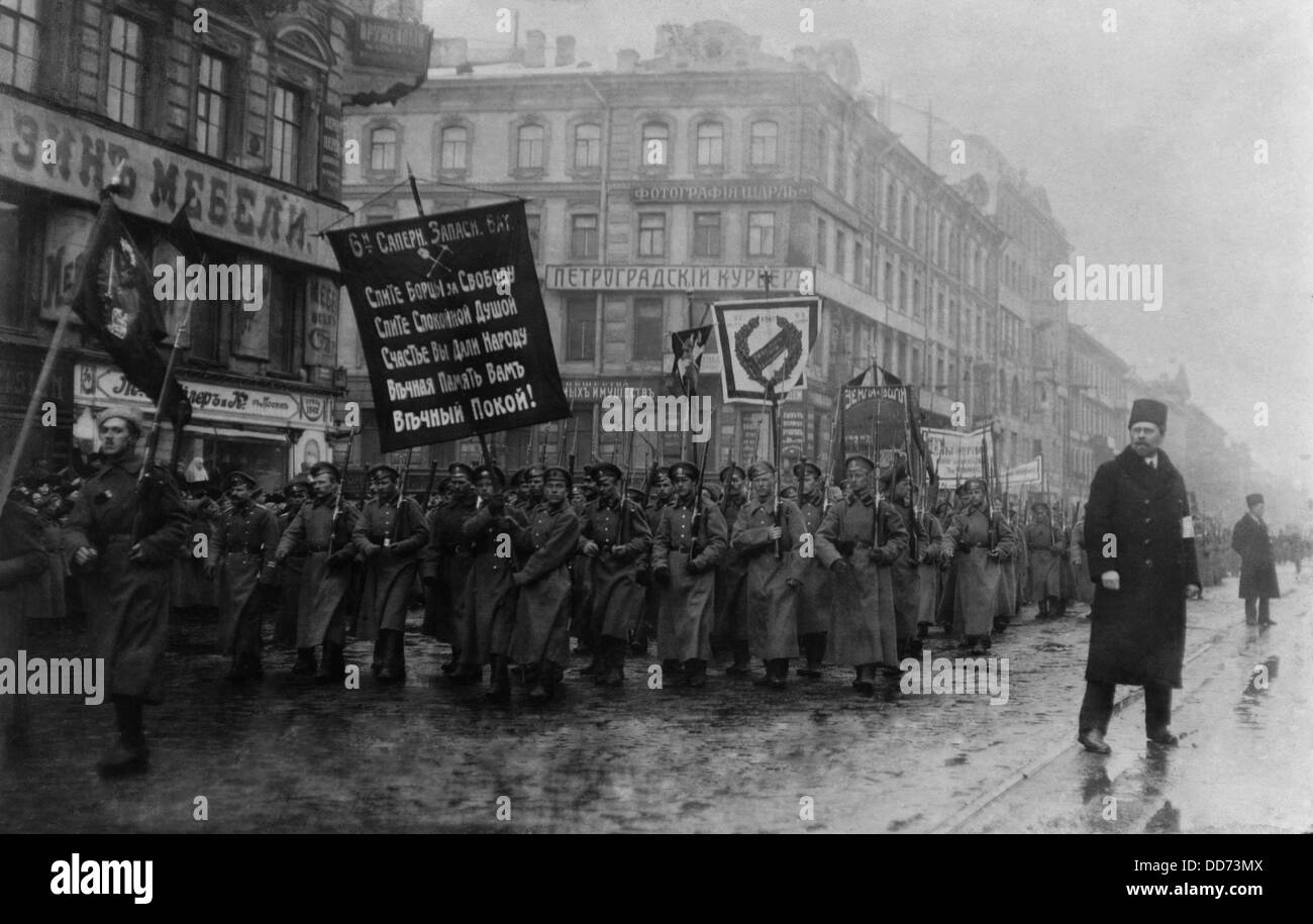 Russian Revolution. Funeral of 182 persons killed by Czarist police on Feb. 26, 1917. Crowd with banners in the street, St. Stock Photo