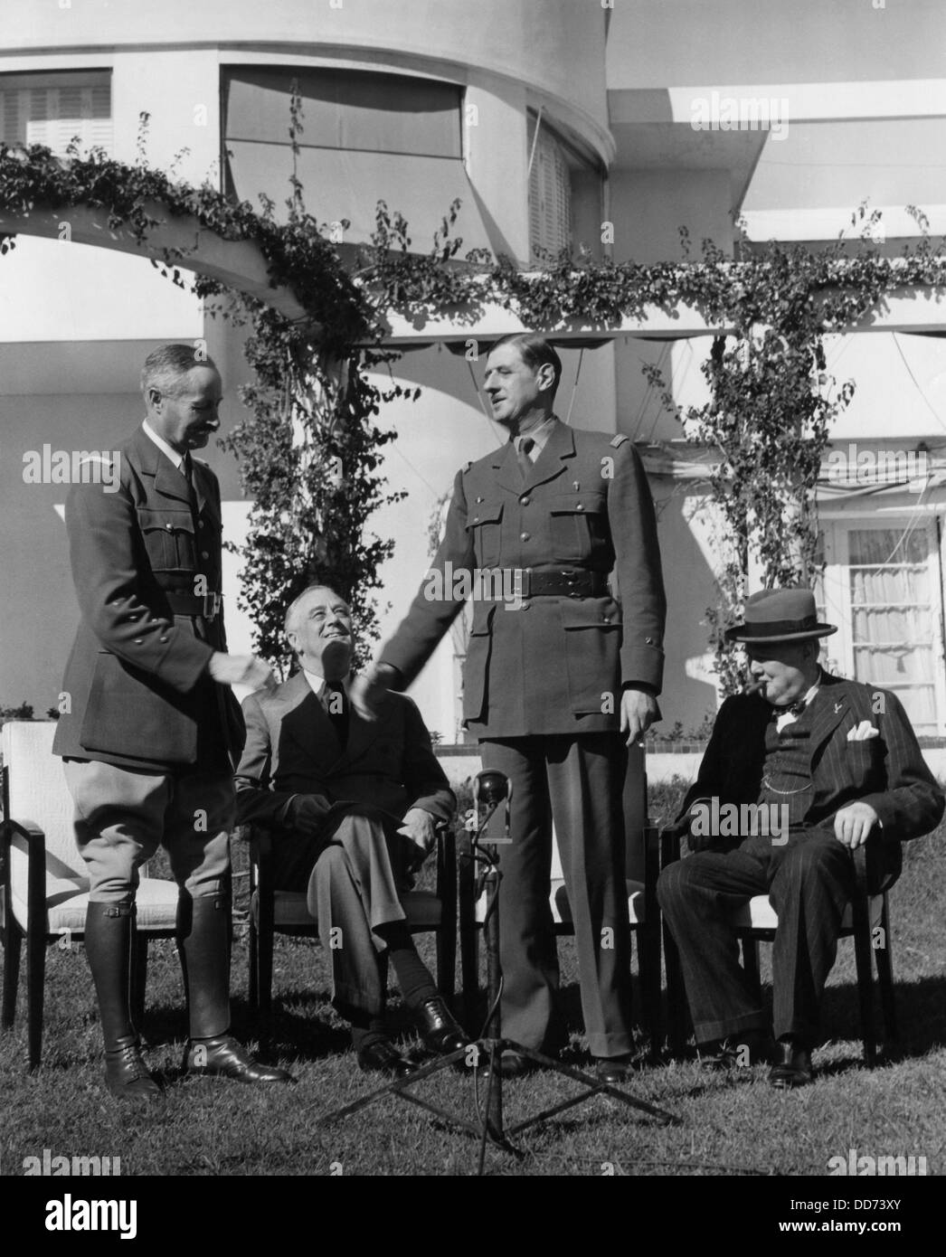 French WW2 rival Generals, Henri Giraud and Charles DeGaulle, shake hands at Casablanca. Seated are Franklin Roosevelt and Stock Photo