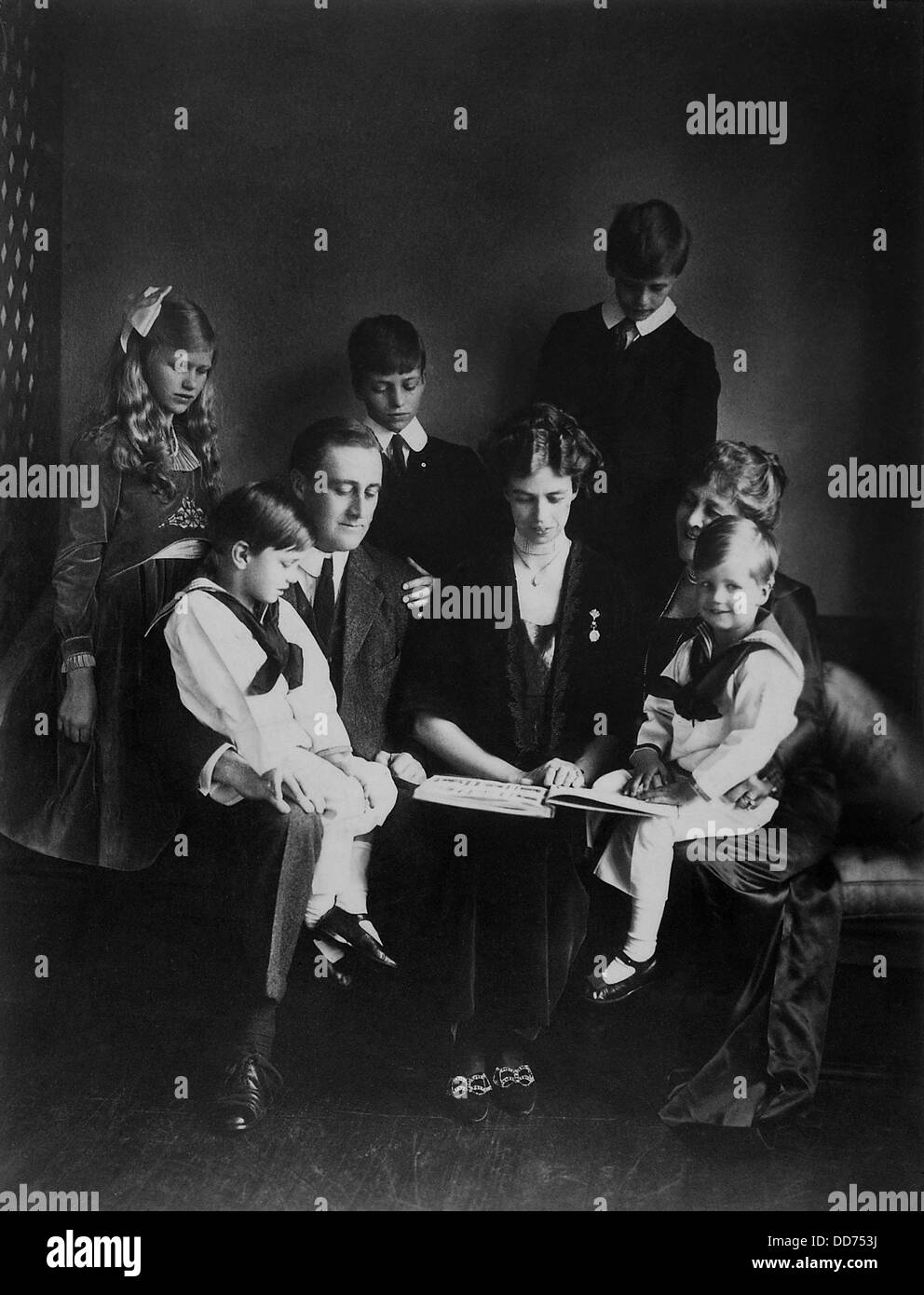 Franklin D. Roosevelt, Eleanor Roosevelt, and family. June 12, 1919.Standing, L-R: Anna, Elliott, James. Seated, L-R: Franklin, Stock Photo