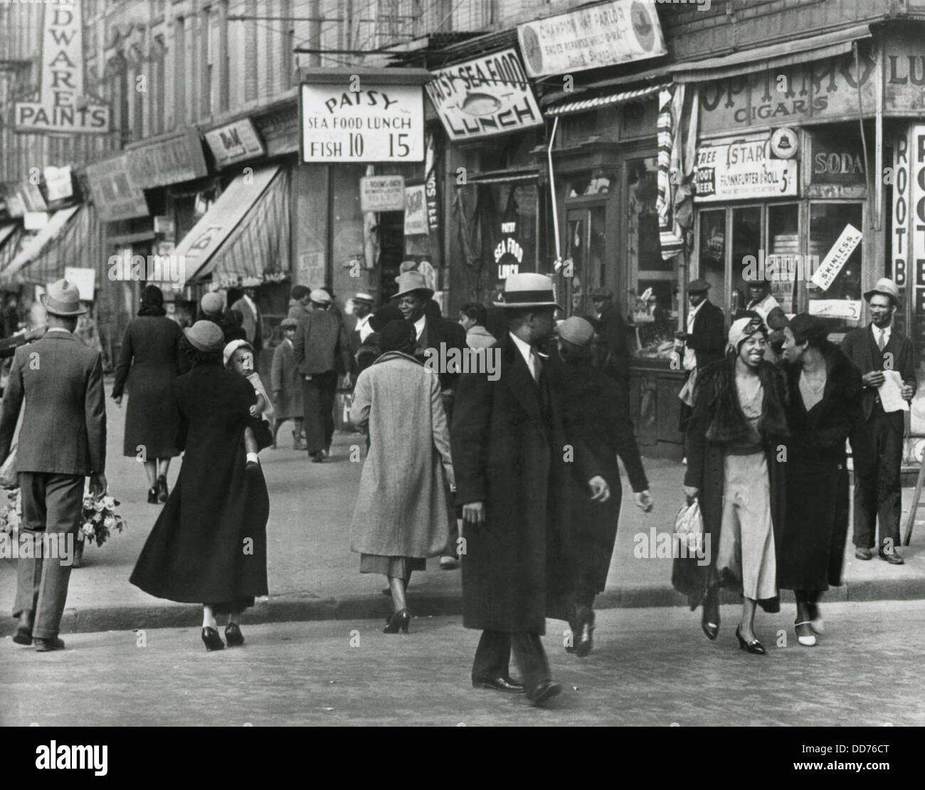 Harlem street 1930s hi-res stock photography and images - Alamy