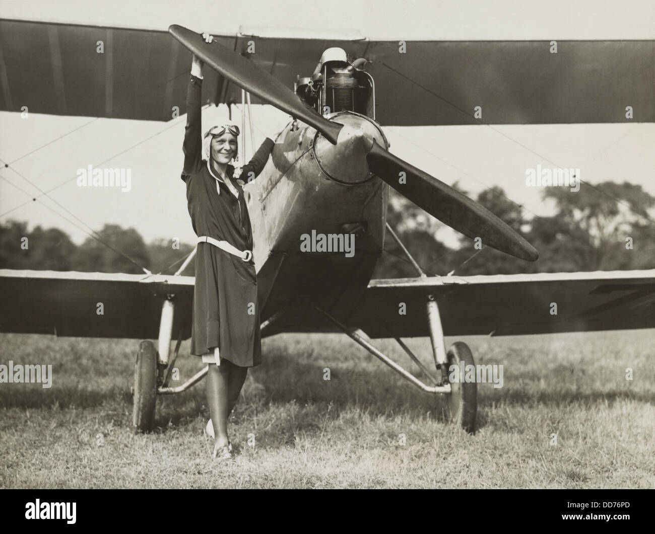Amelia Earhart, turning the propeller of the sports plane she bought in  1928. The plane was previously owned by Mary, Lady Stock Photo - Alamy