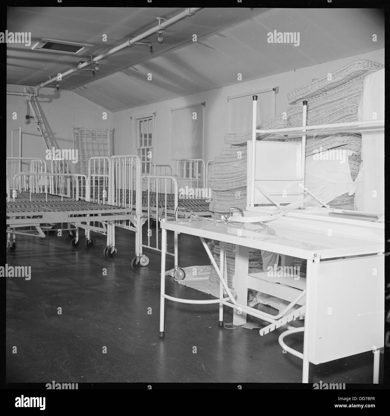 Hospital beds Black and White Stock Photos & Images Alamy