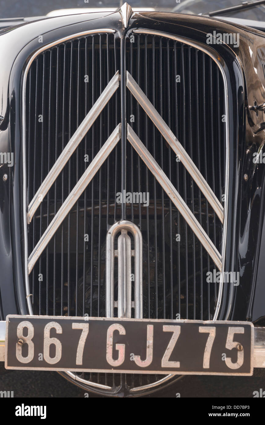 Old Citroen saloon car used for weddings in Paris with Paris (75) number plates Stock Photo