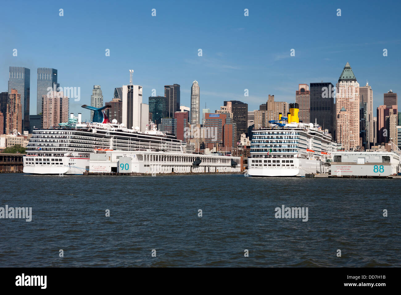 CRUISE SHIPS MIDTOWN SKYLINE HUDSON RIVER MANHATTAN NEW YORK USA Stock Photo