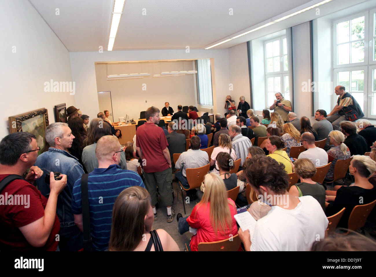 Numerous supporters wait for the beginning of the trial about the suspension of the employee of the Hamburg job-center, Inge Hannemann, in the courtroom of the labor court in Hamburg, Germany, 28 August 2013. Hannemann was responsible for welfare recipients of unemployed benefit (Hartz IV). At the same time she opposed the Hartz IV legislation. Photo: BODO MARKS Stock Photo
