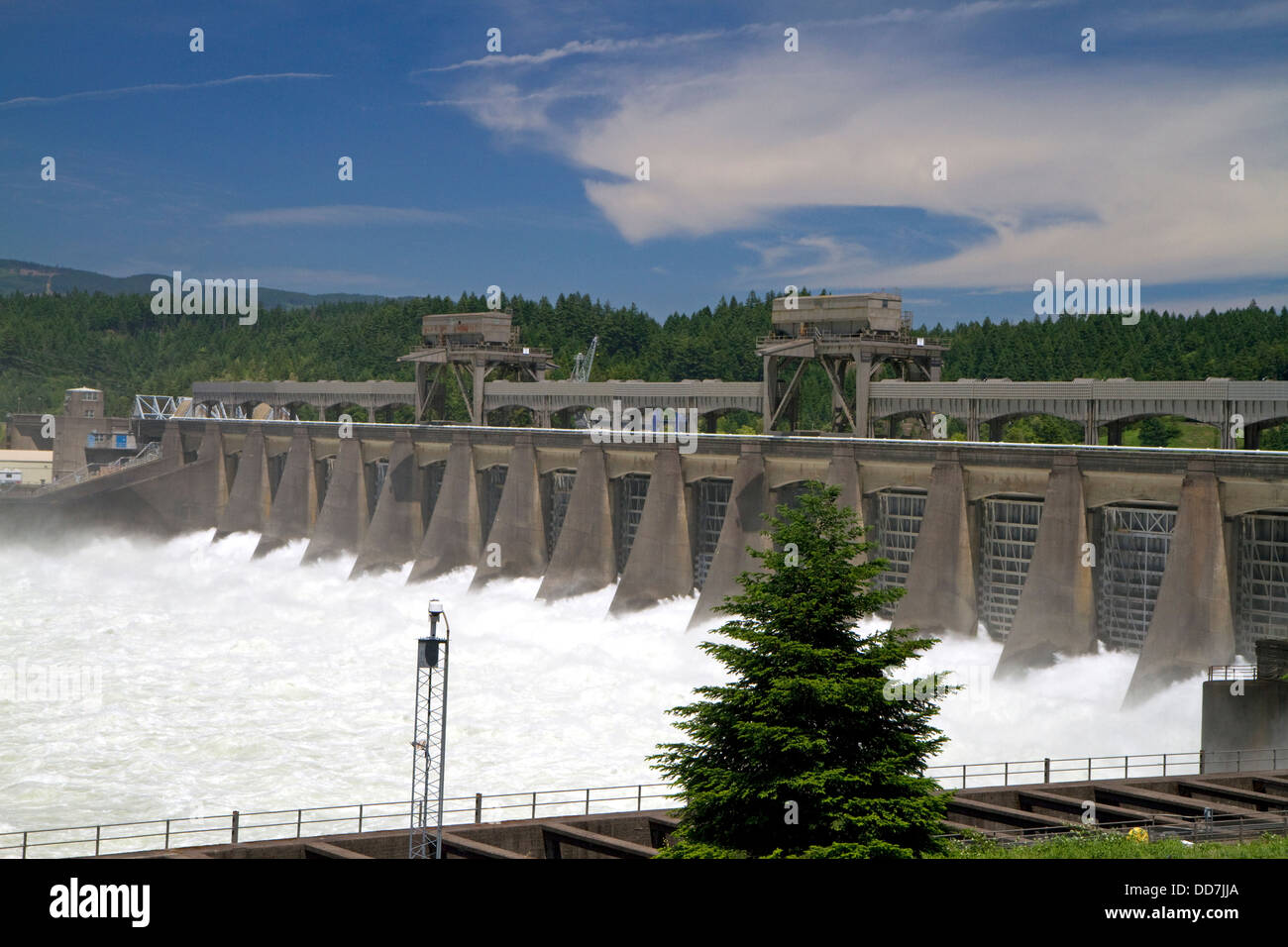 Bonneville Lock and Dam spans the Columbia River between Oregon and Washington, USA. Stock Photo