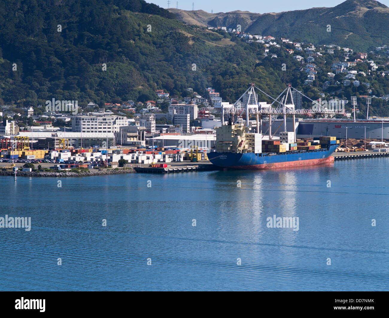 dh Wellington Harbour WELLINGTON NEW ZEALAND Container ship port cranes dock containers Stock Photo