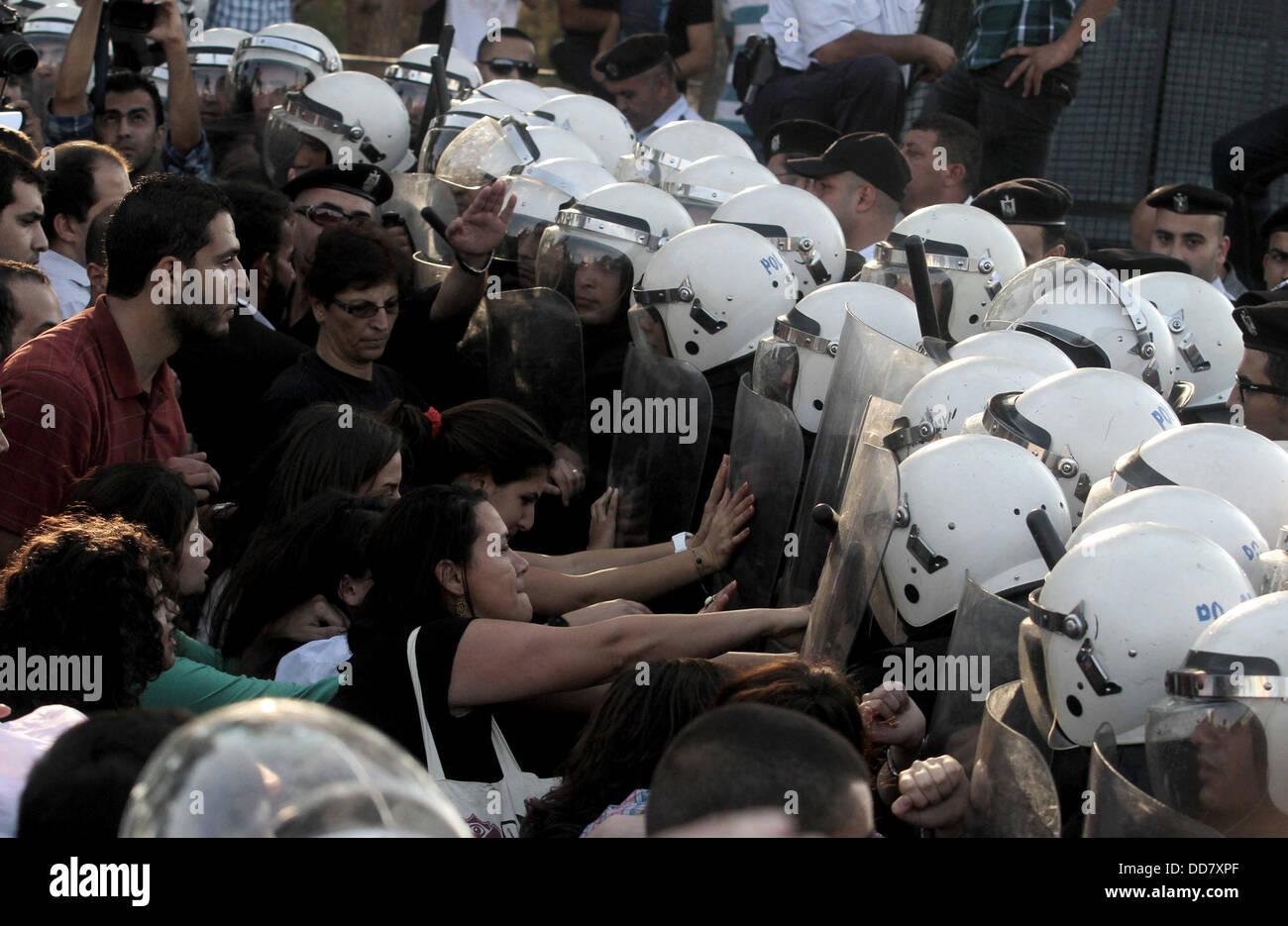 Ramallah, West Bank, Palestinian Territory. 28th Aug, 2013. Palestinian riot police clash with protesters demonstrating against the Palestinian-Israeli negotiations as they try to march towards headquarters of Palestinian president Mahmud Abbas, in the West Bank city of Ramallah on Aug 28, 2013. Israeli and Palestinian negotiators met in Jericho on last Monday to discuss the peace process, despite an announcement by the PLO that talks had been canceled following the killing of three Palestinians earlier, as the Israel's Channel 2 news reported that Israel tried to minimize coverage to avoid e Stock Photo