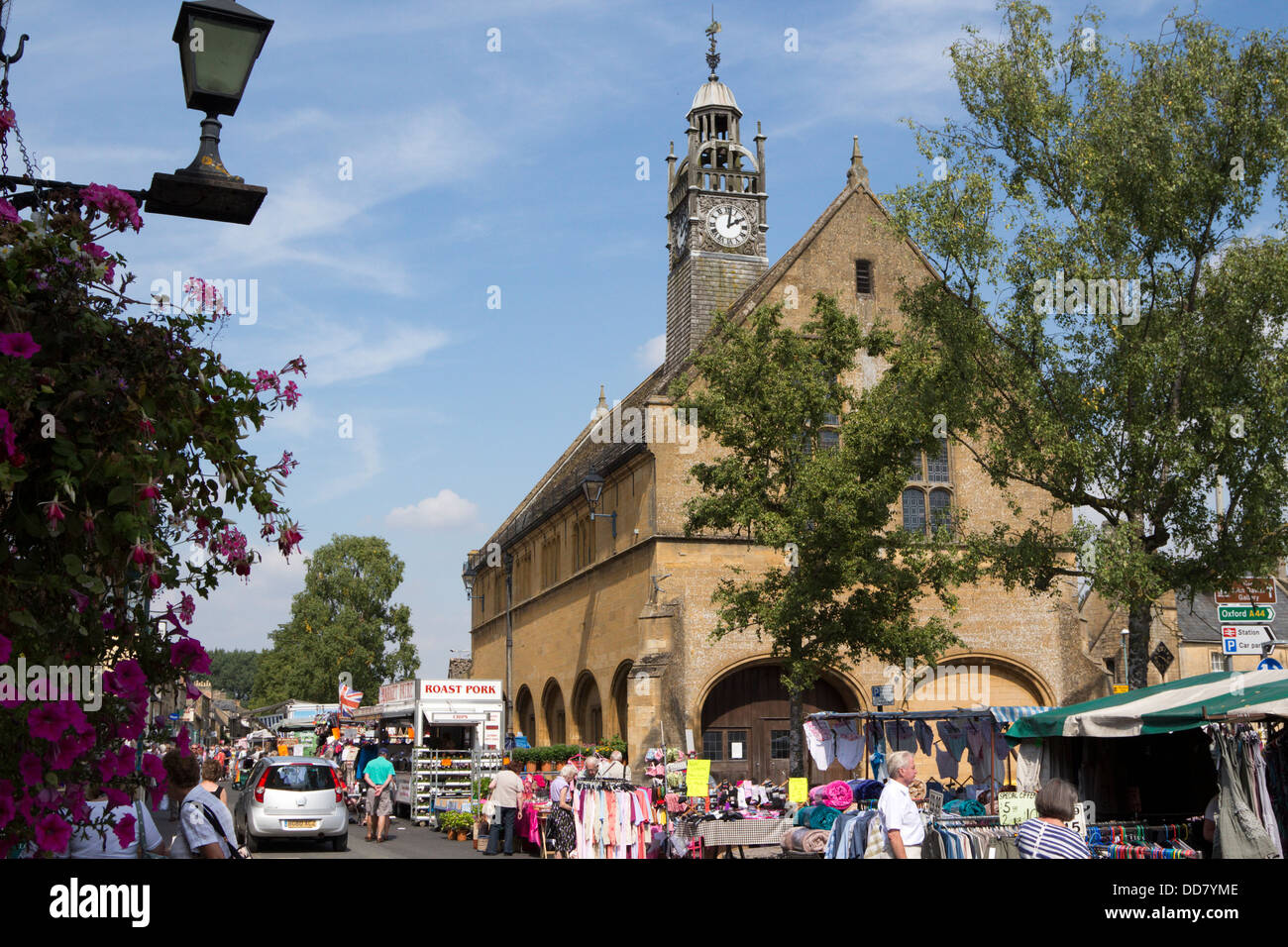 moreton in marsh market day town centre cotswolds england uk Stock