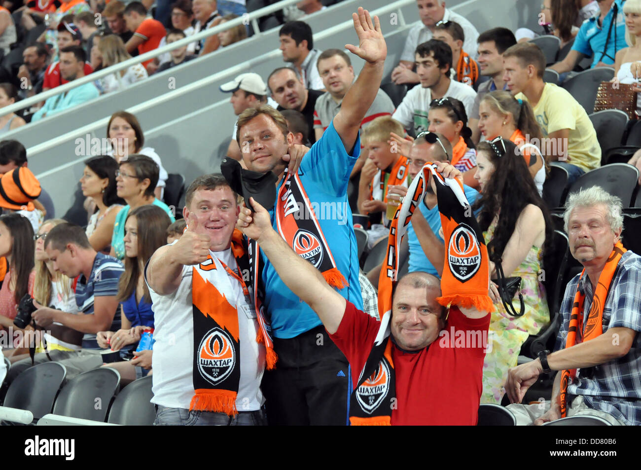 Silhouettes football fans hi-res stock photography and images - Alamy