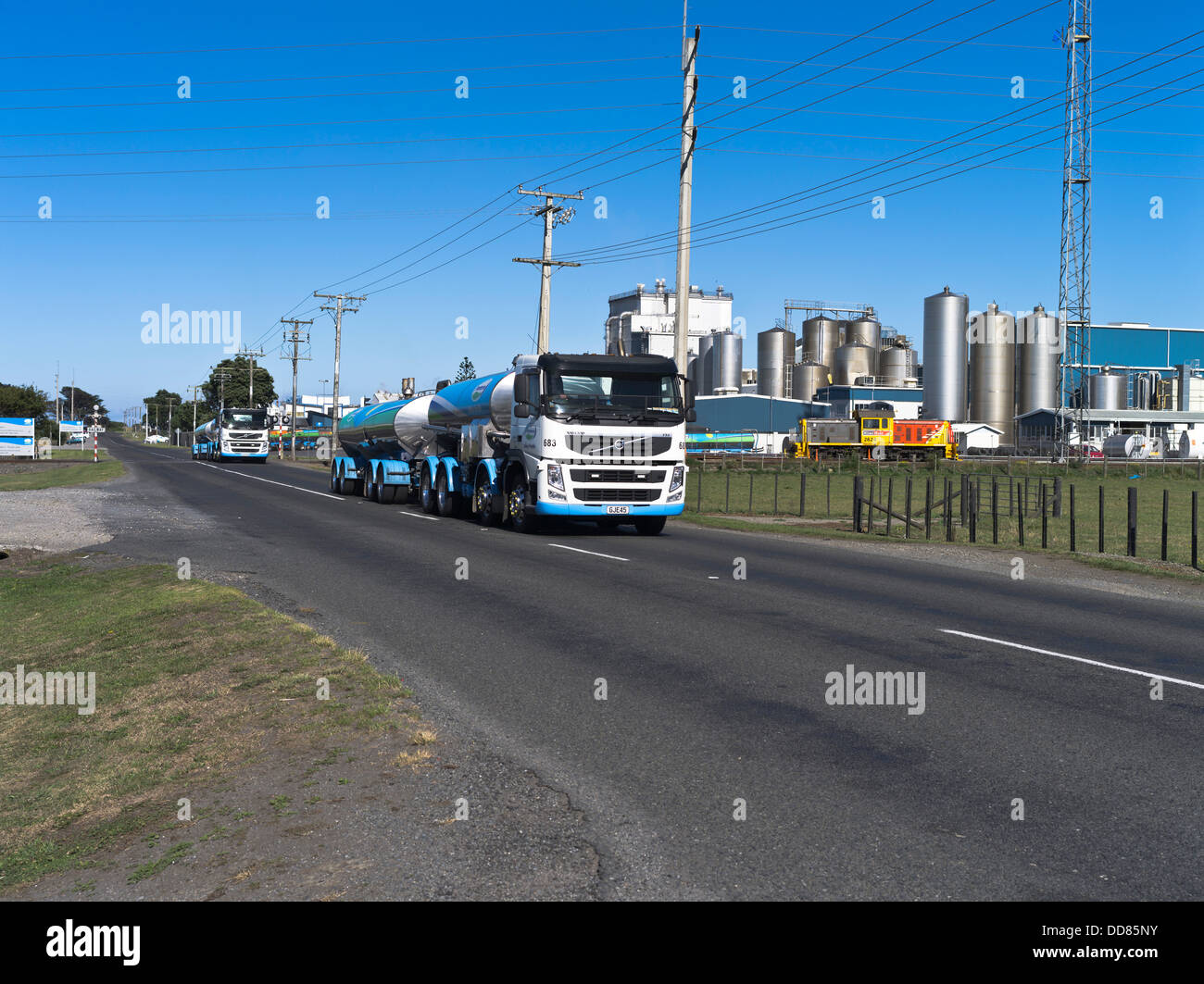dh Hawera TARANAKI NEW ZEALAND Fonterra milk tanker lorries Whareora dairy factory buildings Stock Photo