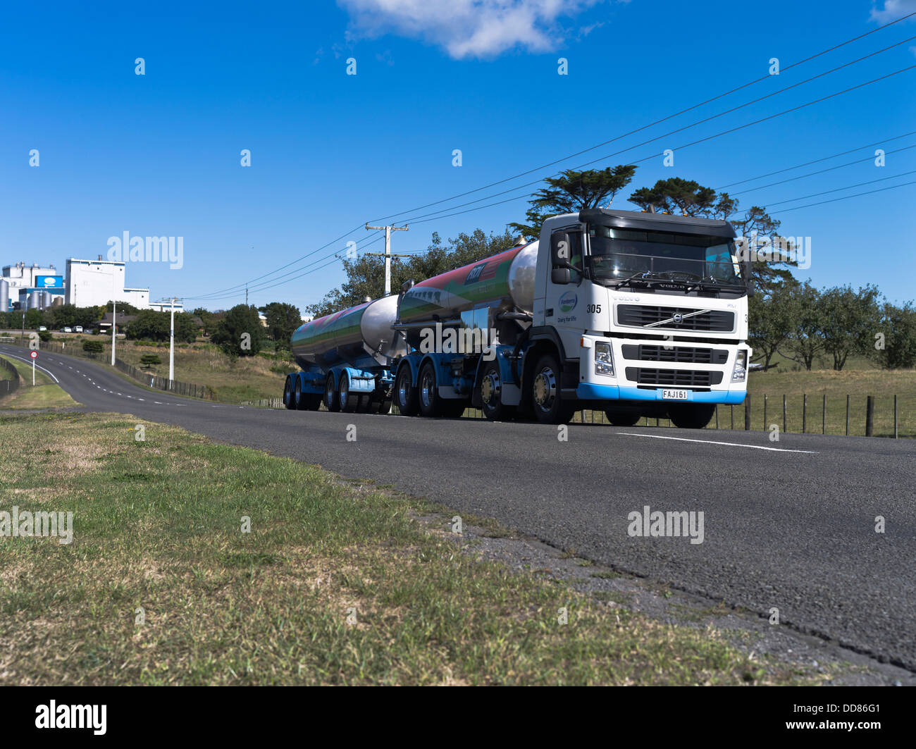 dh Hawera TARANAKI NEW ZEALAND Fonterra milk tanker lorry Whareora dairy factory buildings hgv truck Stock Photo