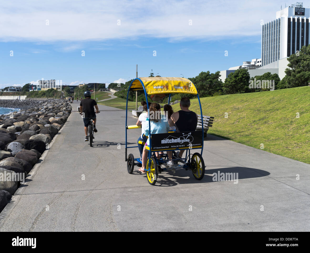 dh New Plymouth TARANAKI NEW ZEALAND Cylist Family cycle ride seafront promenade Stock Photo