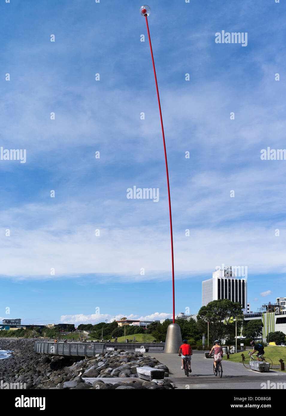 dh New Plymouth TARANAKI NEW ZEALAND Wind wand 48 metre kinetic sculpture promenade couple cyclist north island bicycling nz coastal walkway cycling Stock Photo