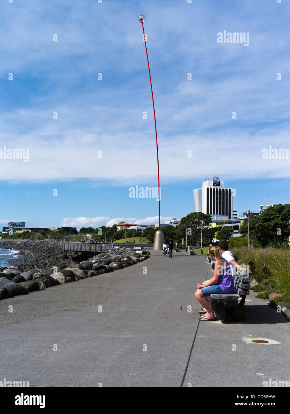 dh New Plymouth TARANAKI NEW ZEALAND Wind wand 48 metre kinetic sculpture seafront promenade couple bench Stock Photo