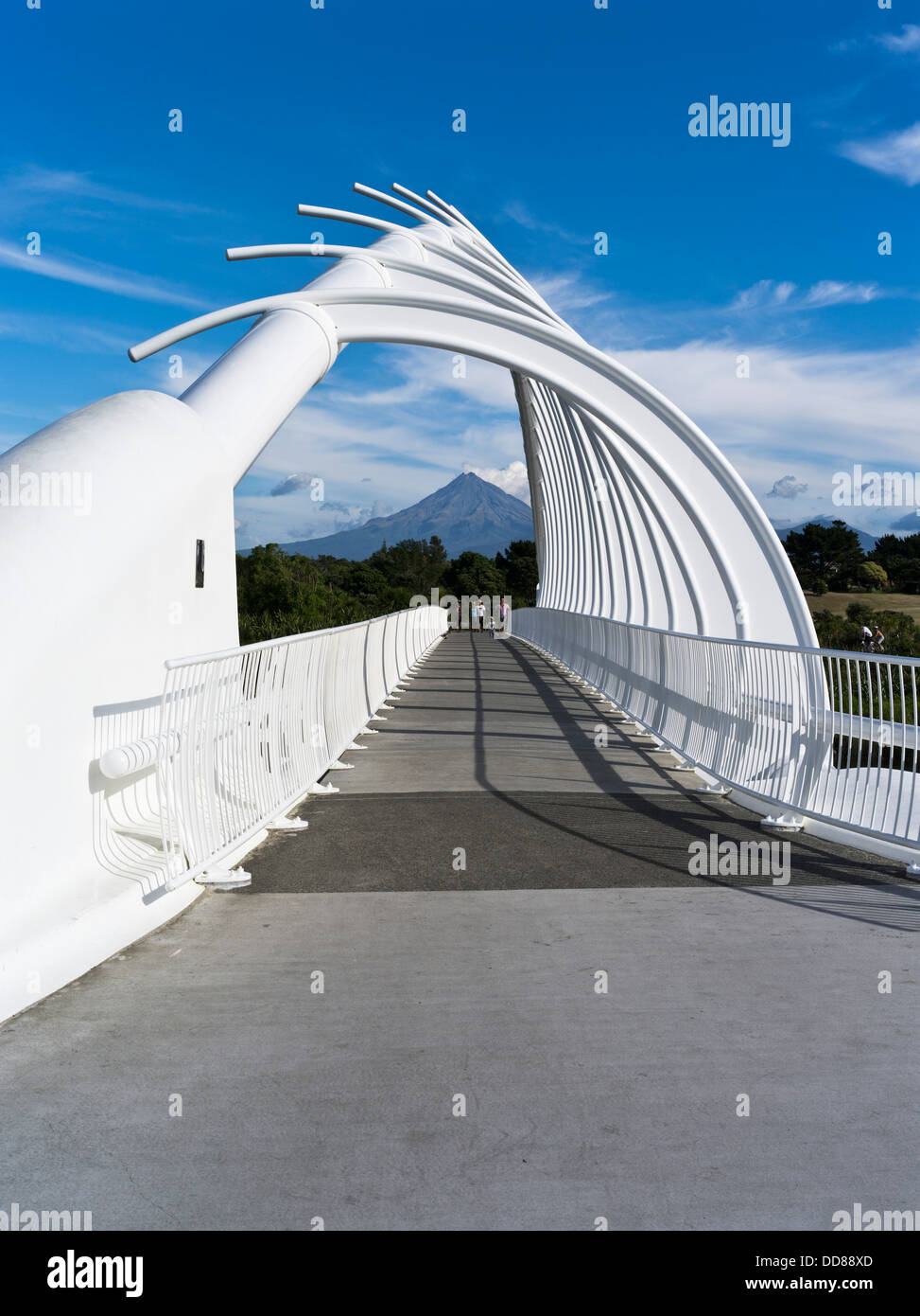 dh Te Rewa Rewa Bridge NEW PLYMOUTH NEW ZEALAND NZ Family Waiwhakaiho River Mount Egmont Mt Taranaki Stock Photo