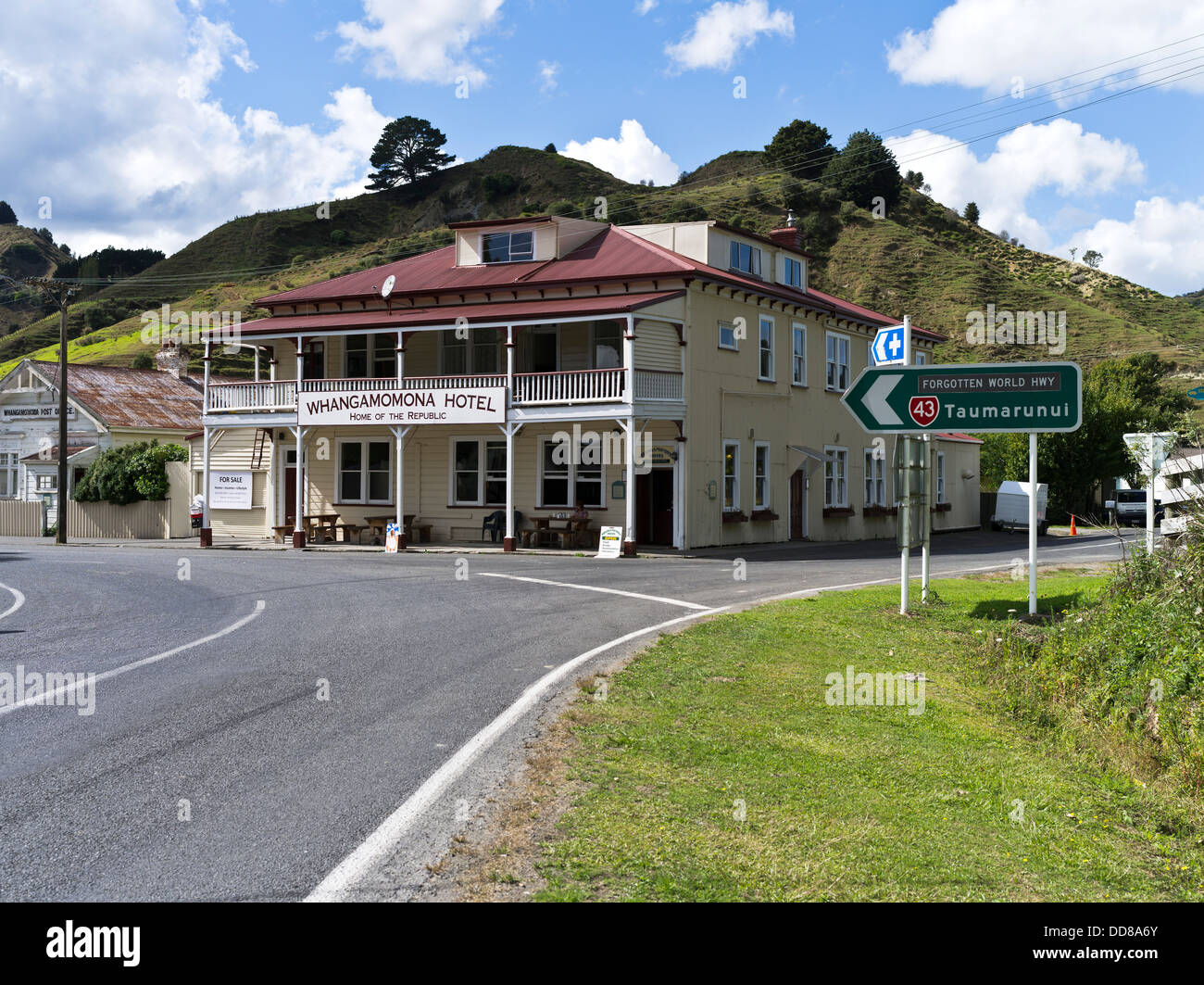 dh Forgotten World Highway WHANGAMOMONA NEW ZEALAND SH43 state highway road signpost and Whangamomna Hotel Stock Photo